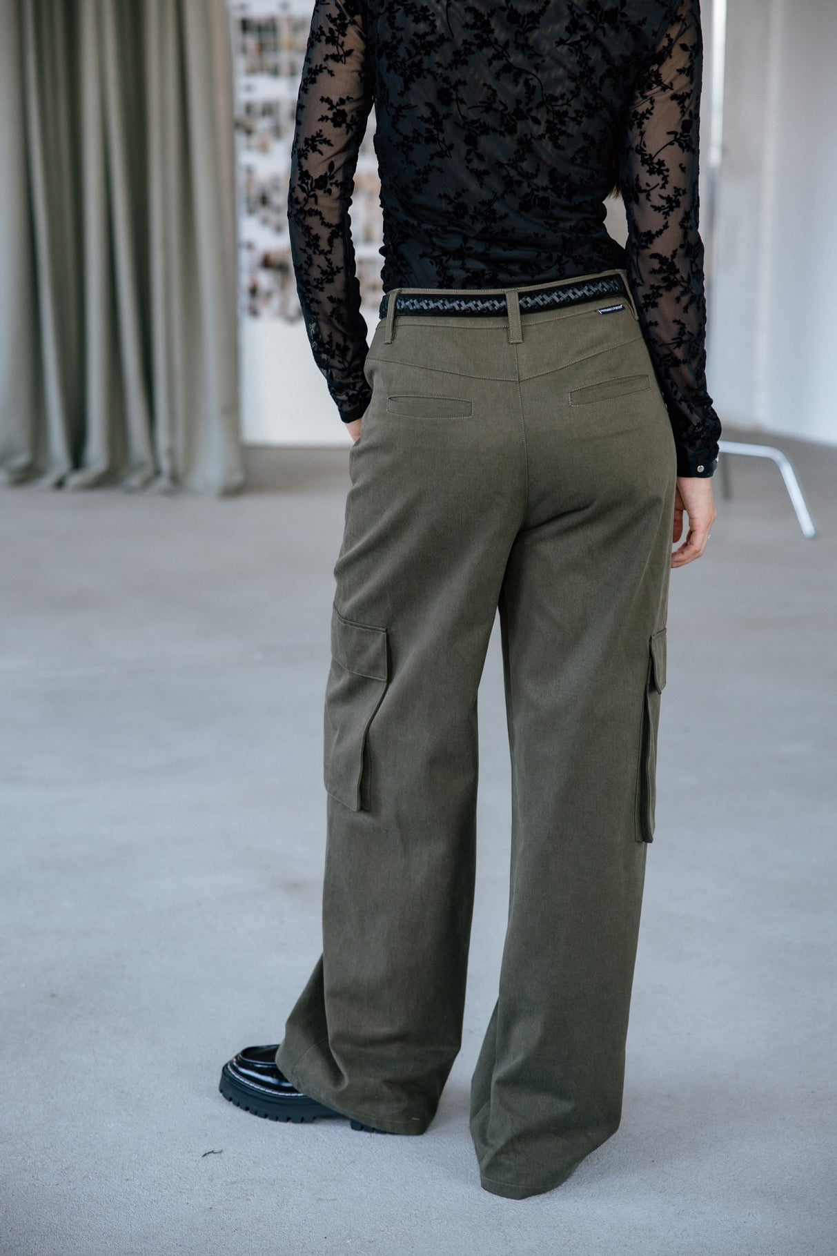 Pantalon large cargo Mujer Bono Tencely olive night | Freeman T. Porter