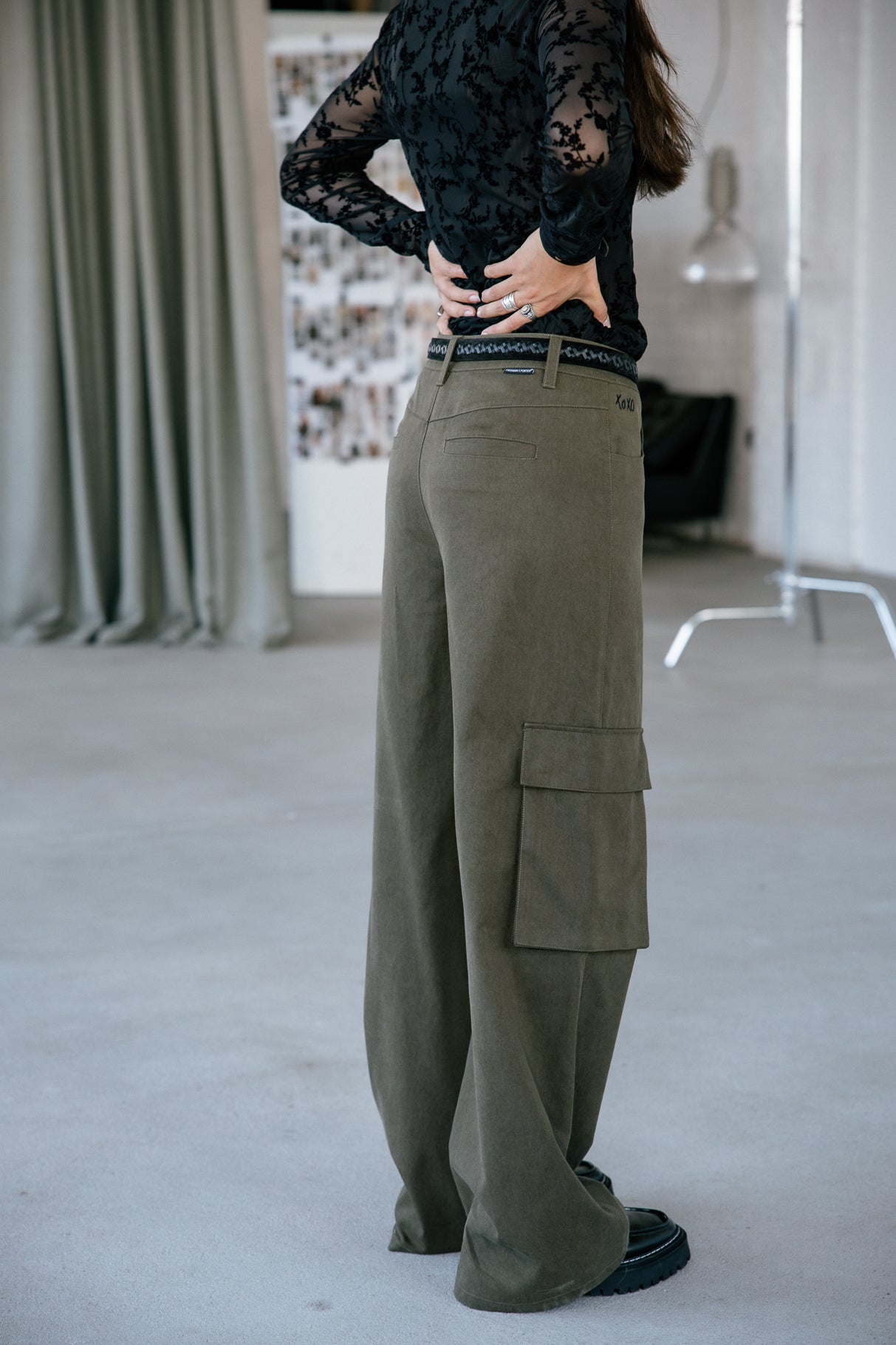 Pantalon large cargo Mujer Bono Tencely olive night | Freeman T. Porter