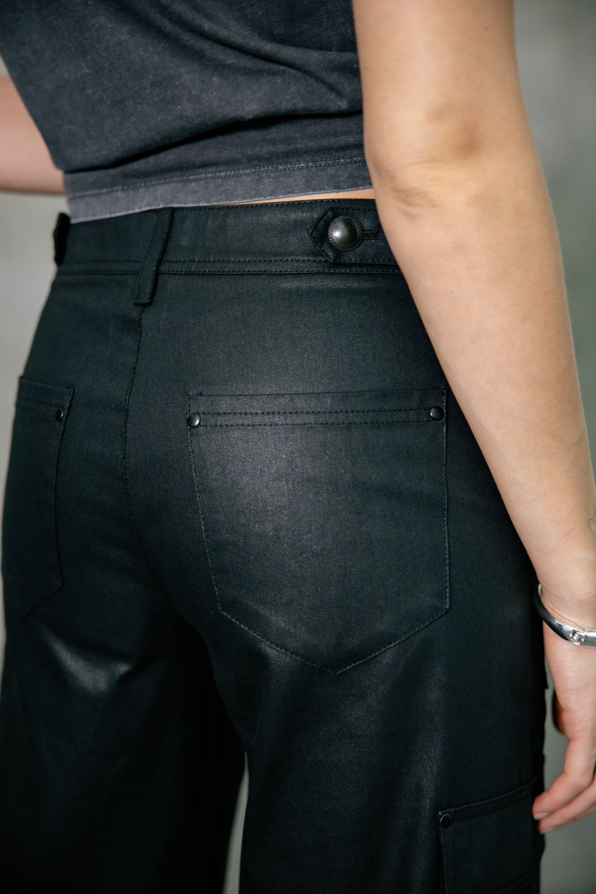 Pantalon cargo large Frau Moxie Coated black | Freeman T. Porter