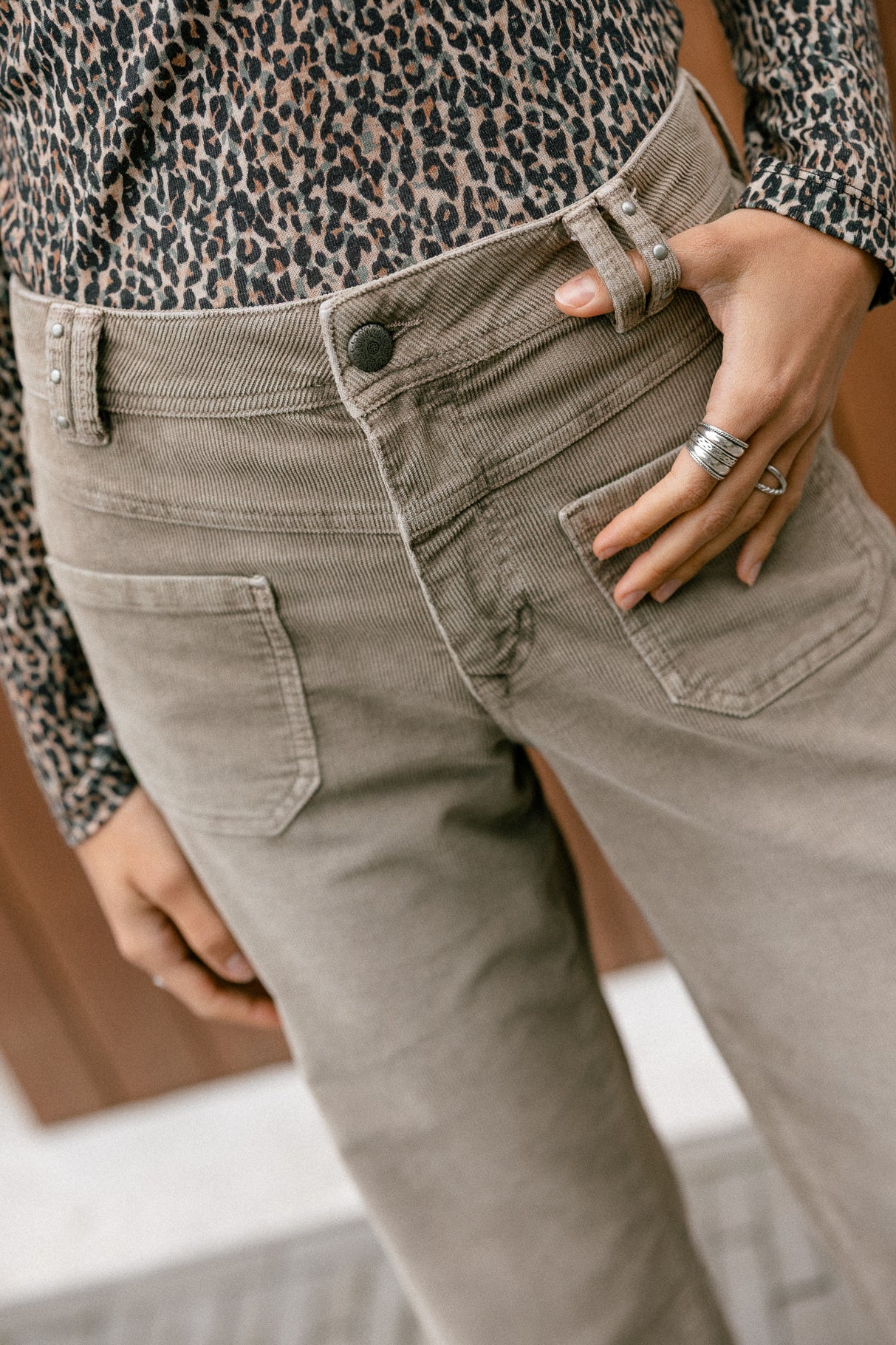 Pantalon cropped large à revers Femme Alice Needlecord kelp | Freeman T. Porter
