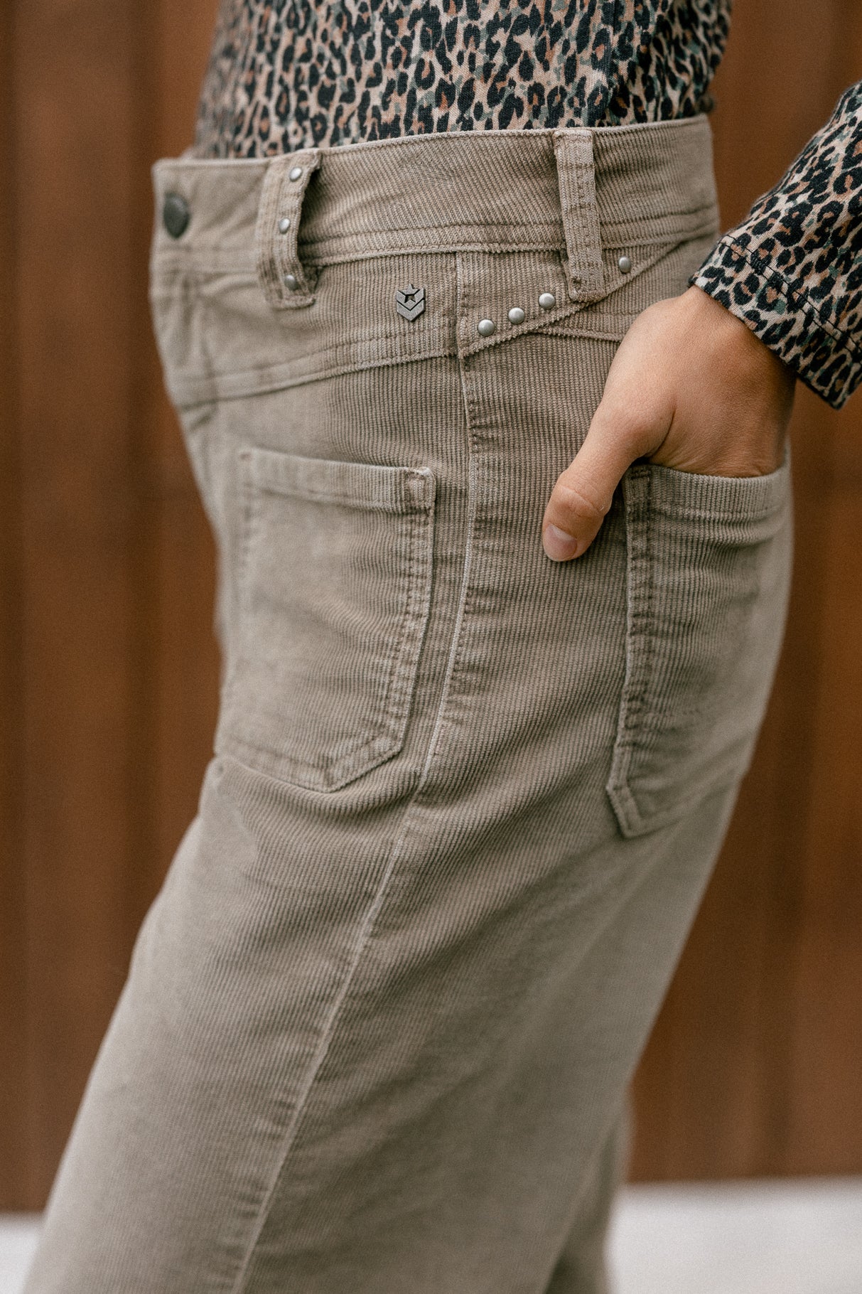 Pantalon cropped large à revers Femme Alice Needlecord kelp | Freeman T. Porter