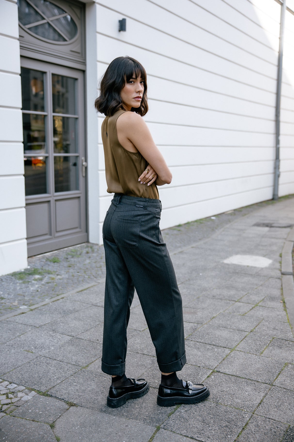 Pantalon cropped large à revers Mujer Alice Dalston dark shadow | Freeman T. Porter