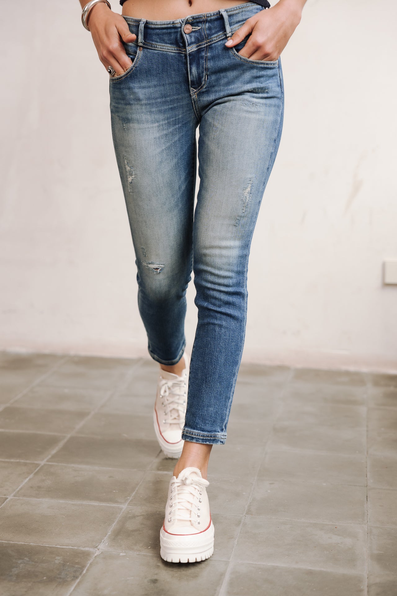 Superschmale Cropped-Jeans Frau Anae S-SDM sicilian | Freeman T. Porter