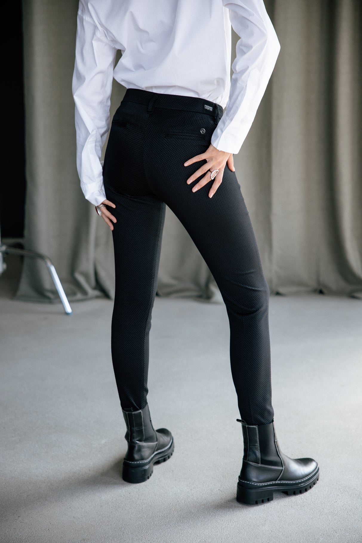 Superschmale Hose Frau Tessa Cassico black | Freeman T. Porter