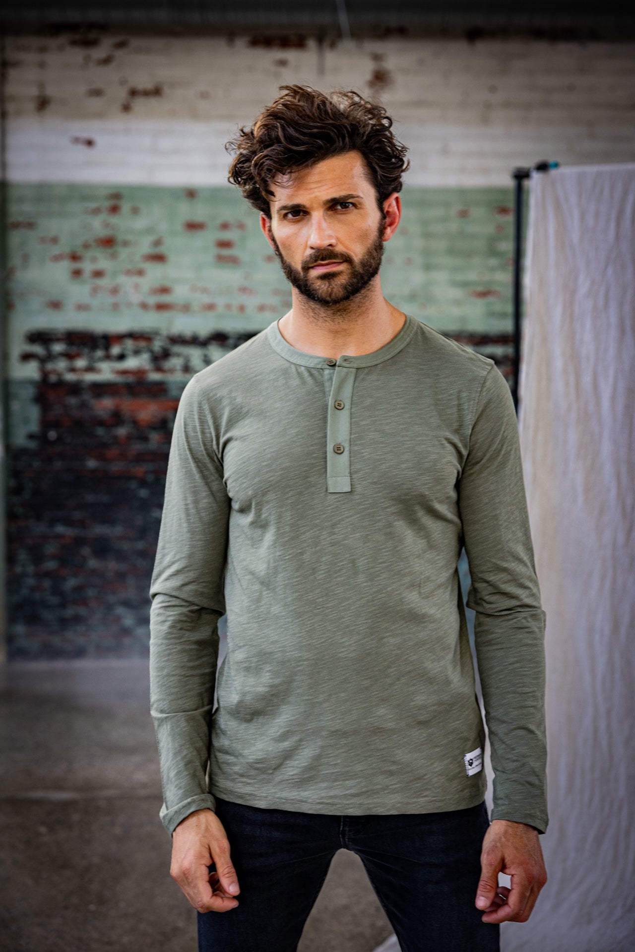 T-Shirt manches longues Hombres Sinbad dusty olive | Freeman T. Porter