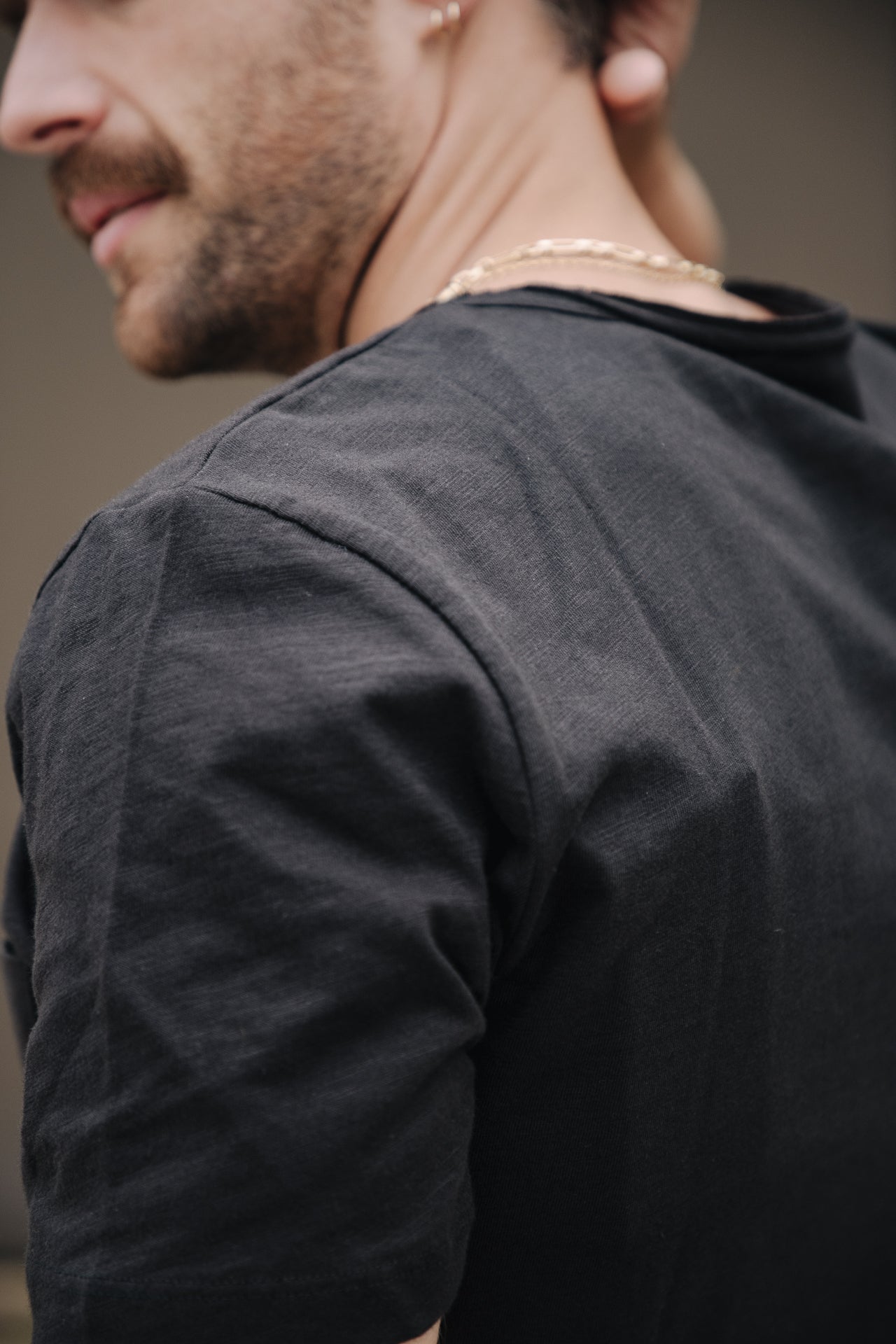T-Shirt col V Unisex Gabino Basic black | Freeman T. Porter
