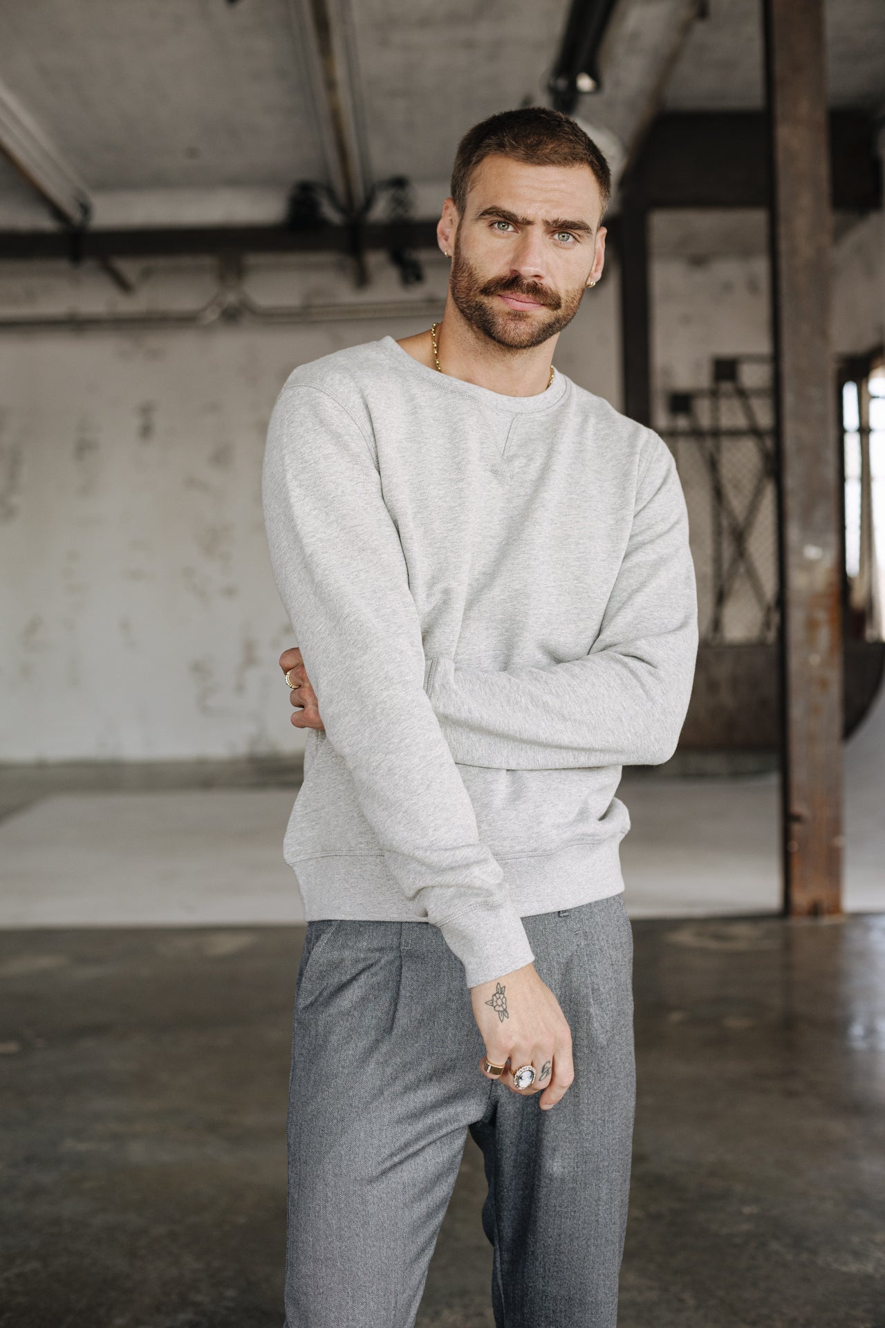 Sweat coupe classique Unisex Baton Custom Company grey melange | Freeman T. Porter