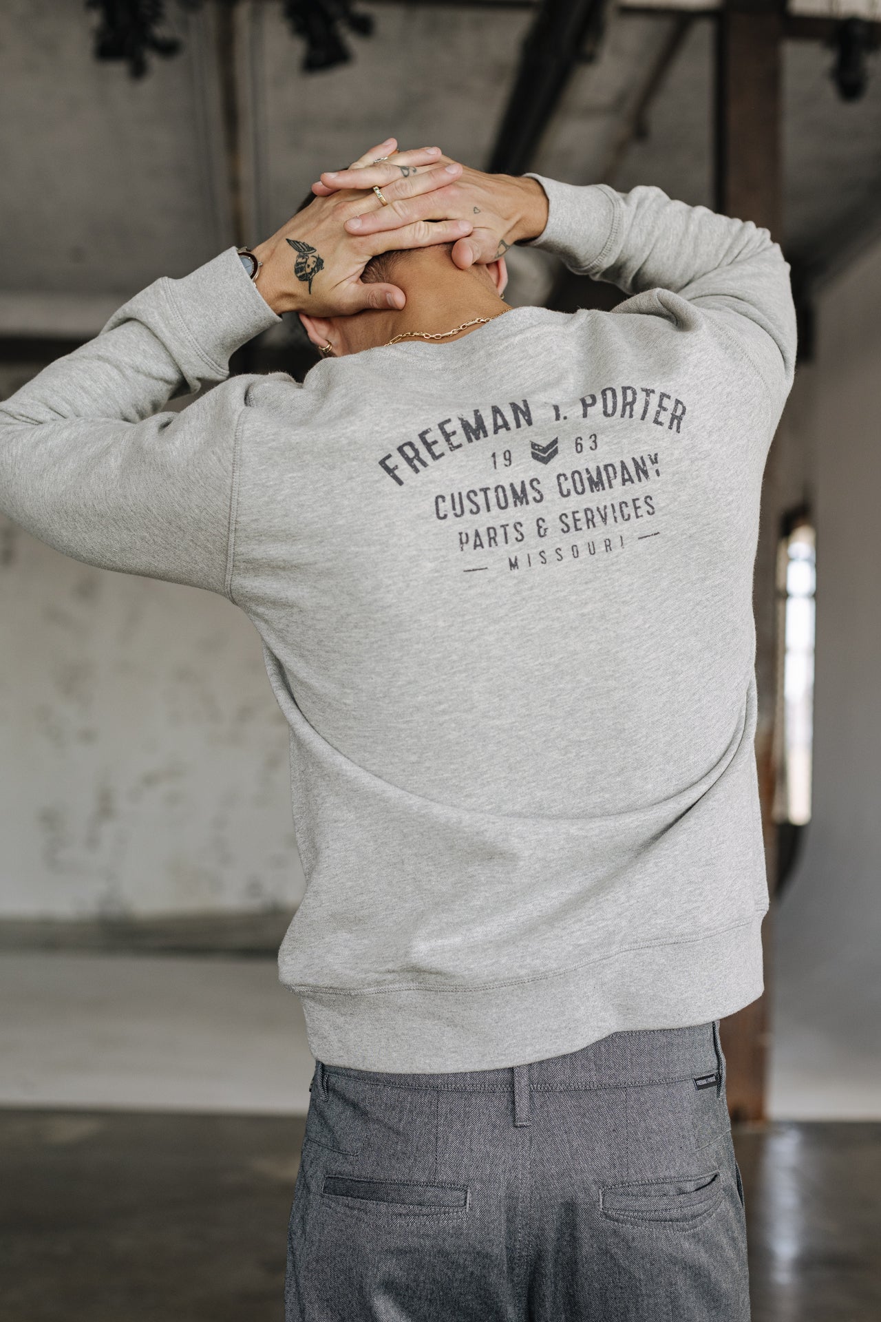 Sweat coupe classique Unisex Baton Custom Company grey melange | Freeman T. Porter