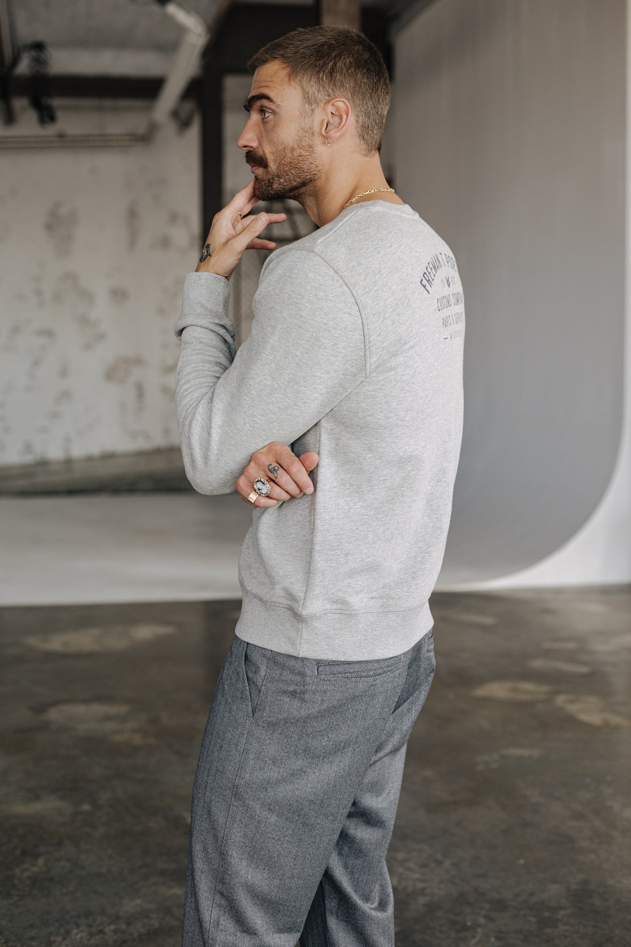 Sweat coupe classique Unisex Baton Custom Company grey melange | Freeman T. Porter