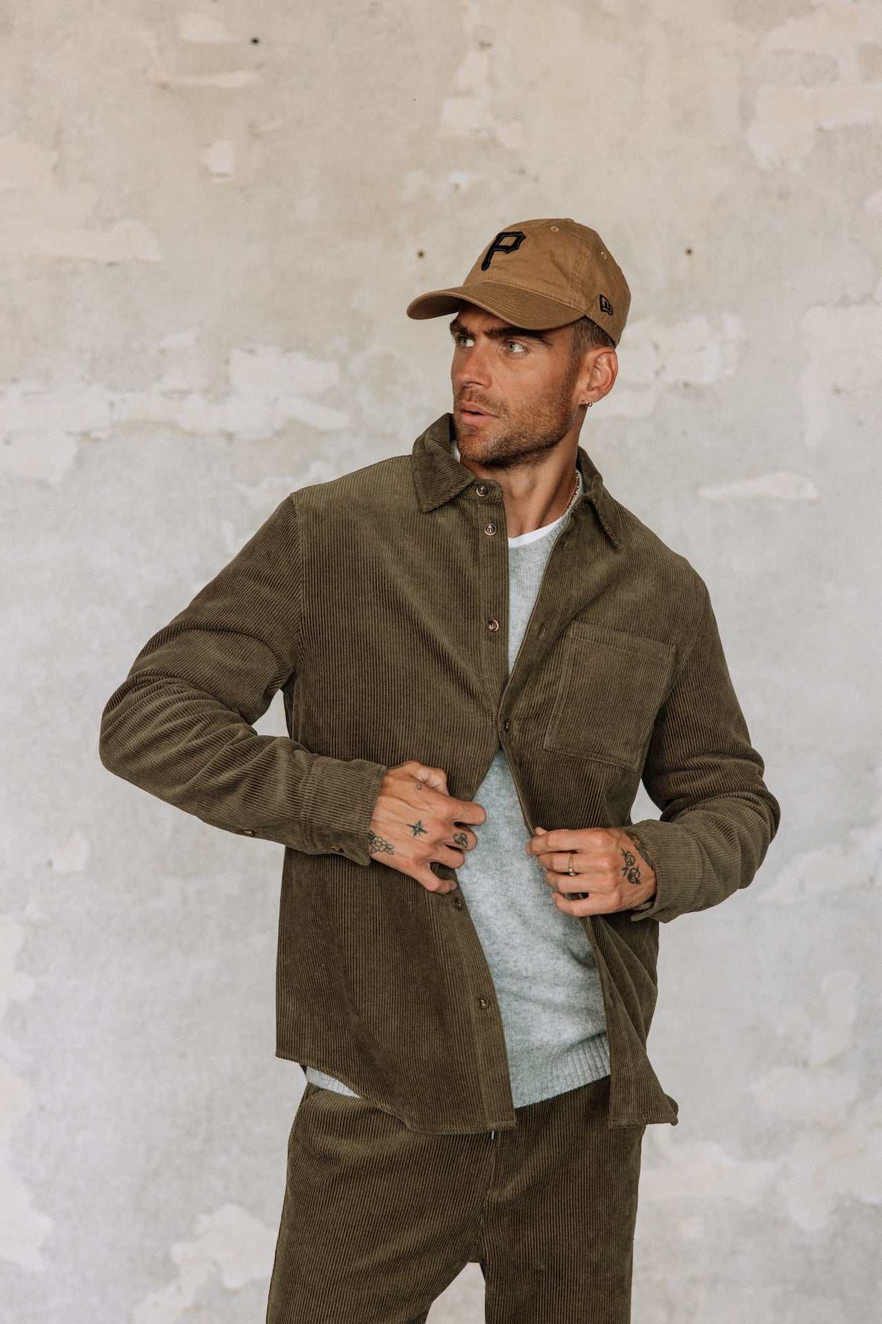 Chemise en velours Hombres Paolo Corduroy olive night | Freeman T. Porter