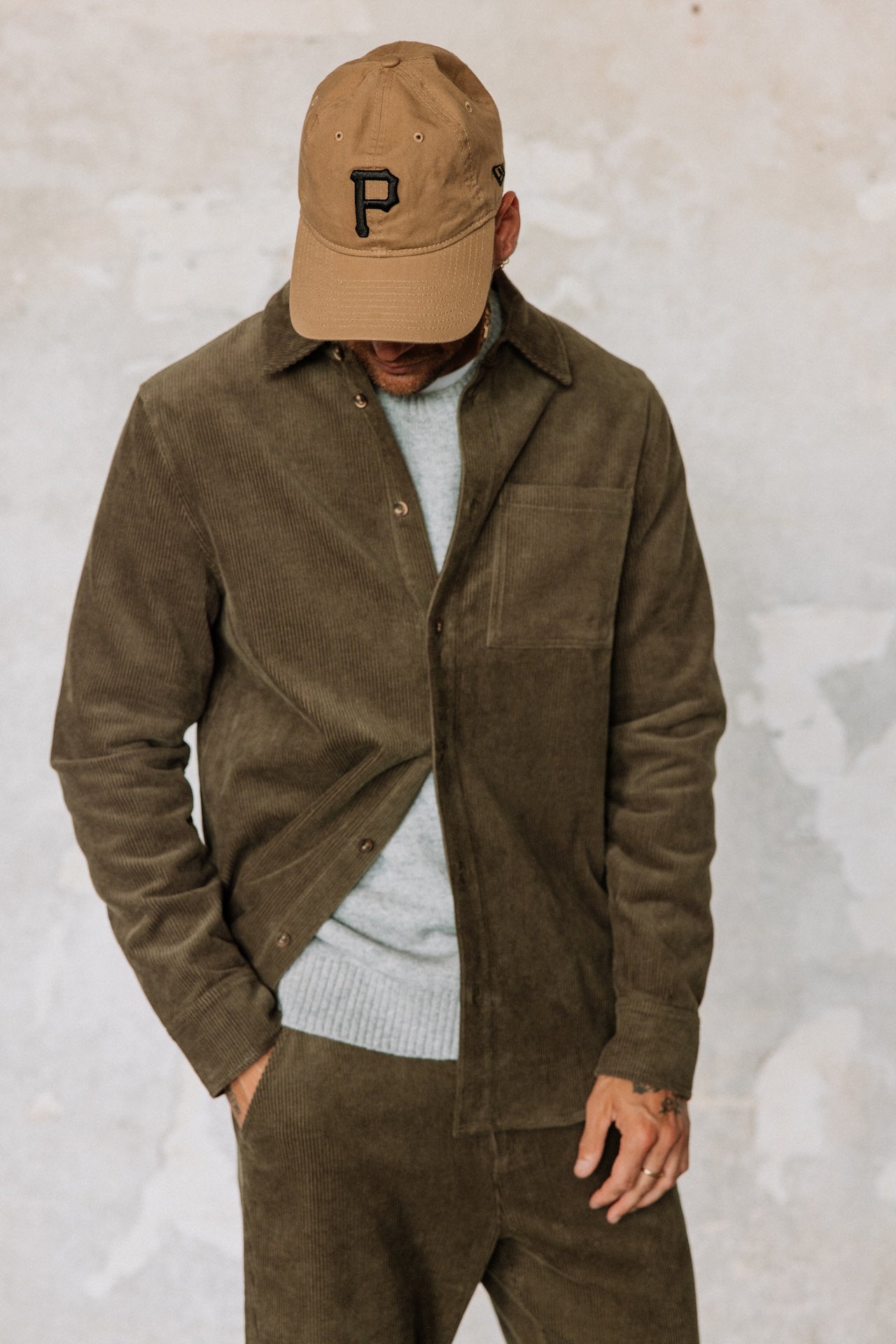Chemise en velours Hombres Paolo Corduroy olive night | Freeman T. Porter