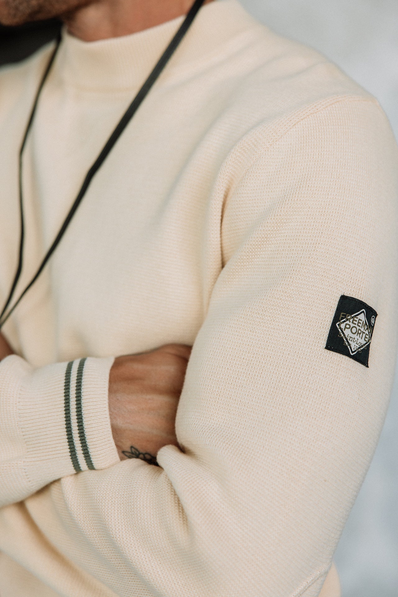 Sweat à col montant Men Baton Varsity wood ash | Freeman T. Porter