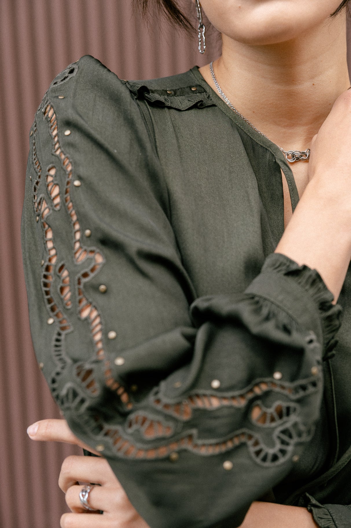 Robe satinée avec broderie et studs Femme Roenie Lace forest night | Freeman T. Porter