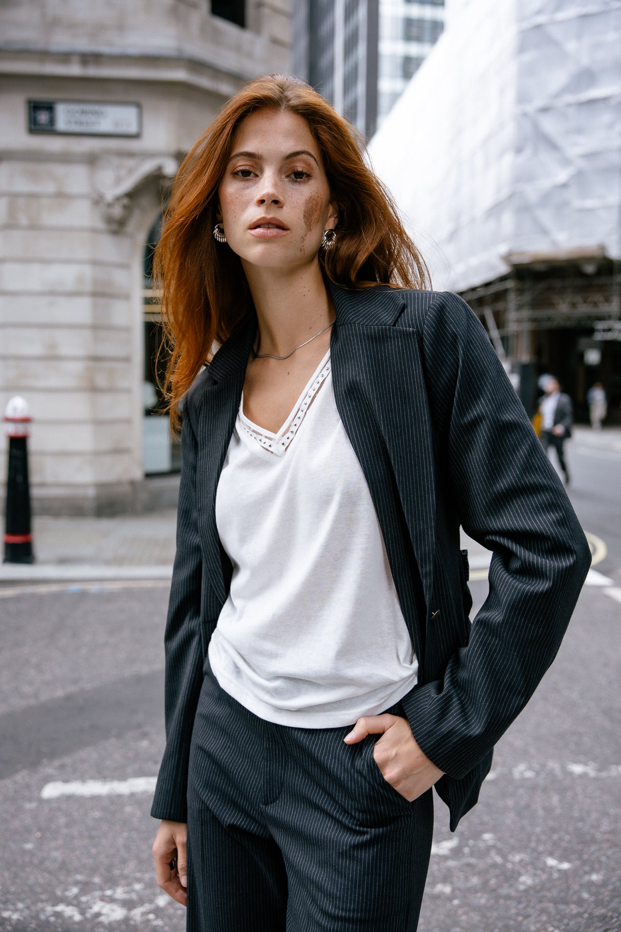 T-Shirt mit V-Ausschnitt Frau Taile Studs white | Freeman T. Porter