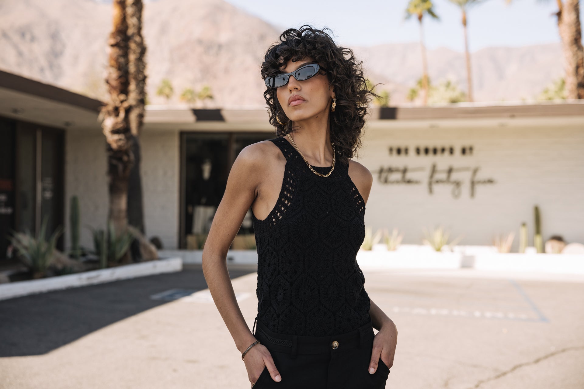 femme avec un top en crochet noir