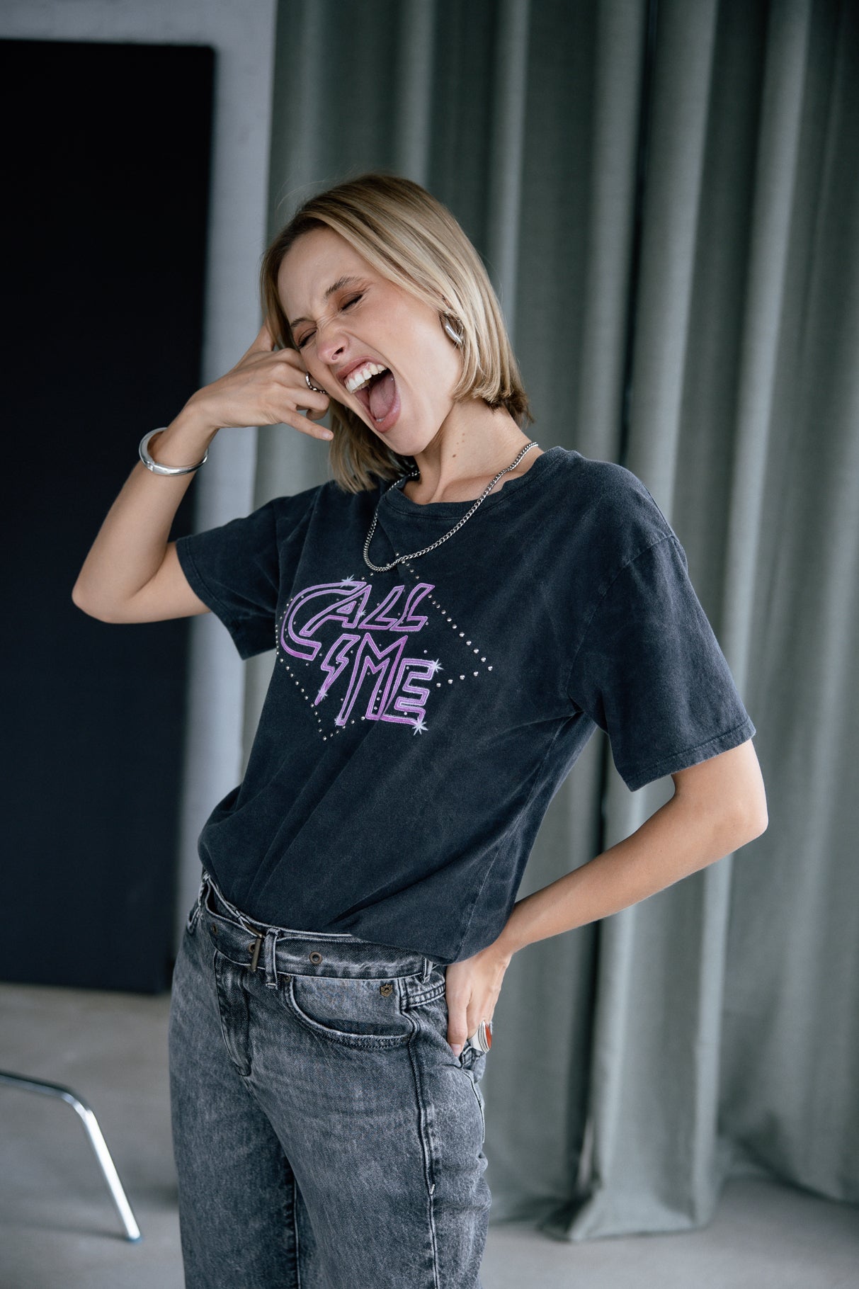 T-shirt imprimé à clous Femme Suria Call Me carbone | Freeman T. Porter