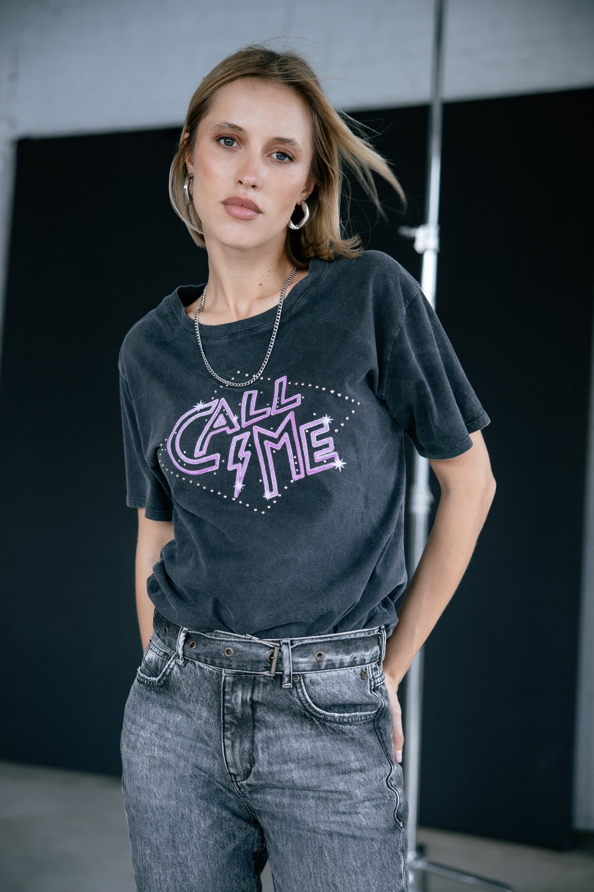 T-shirt imprimé à clous Mujer Suria Call Me carbone | Freeman T. Porter
