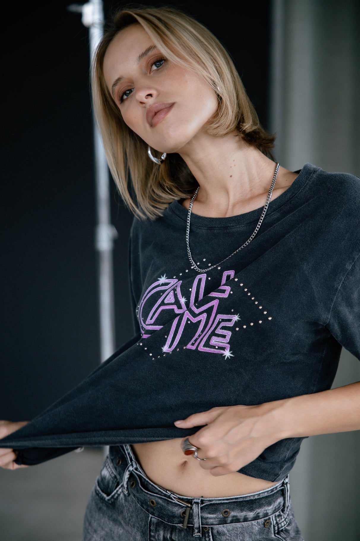 T-shirt imprimé à clous Mujer Suria Call Me carbone | Freeman T. Porter