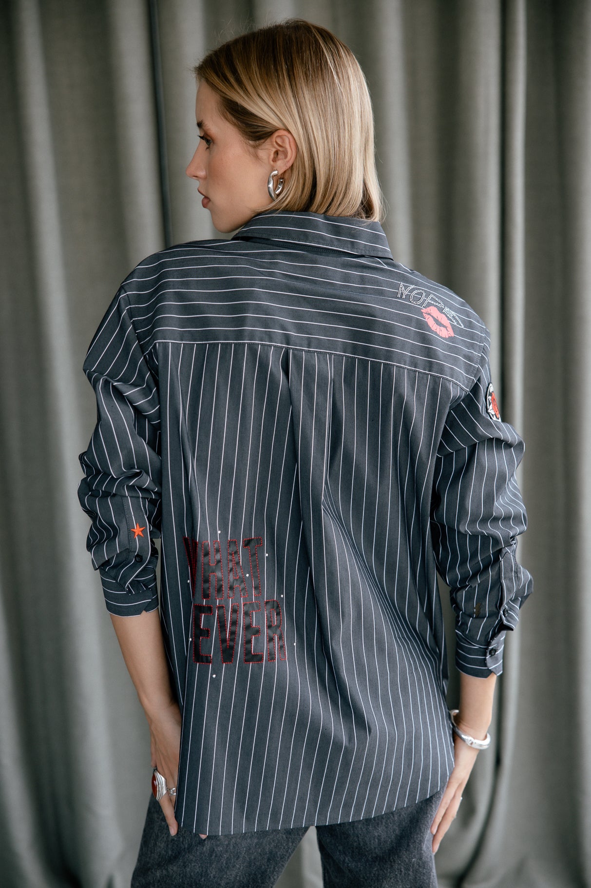 Chemise rayée à patch Frau Chella Patches charcoal grey | Freeman T. Porter