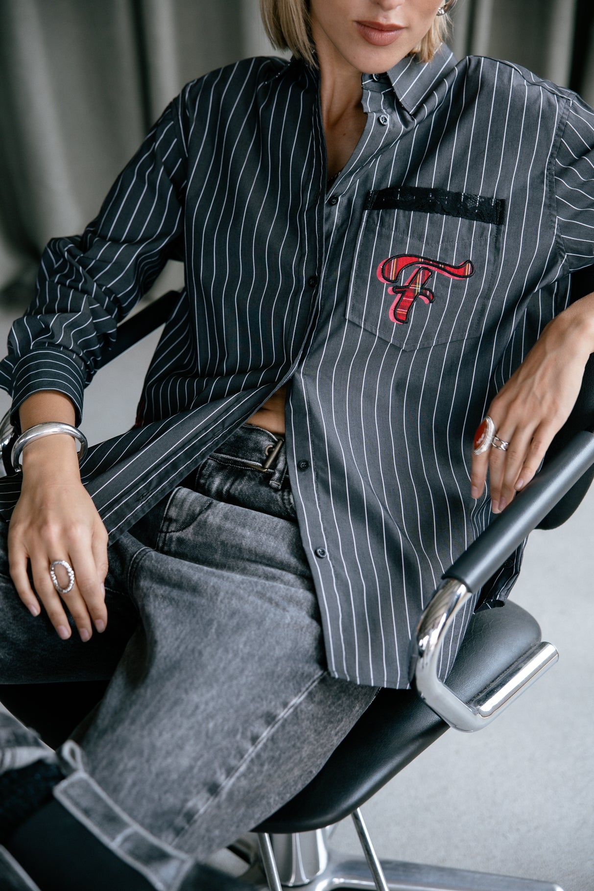 Chemise rayée à patch Frau Chella Patches charcoal grey | Freeman T. Porter