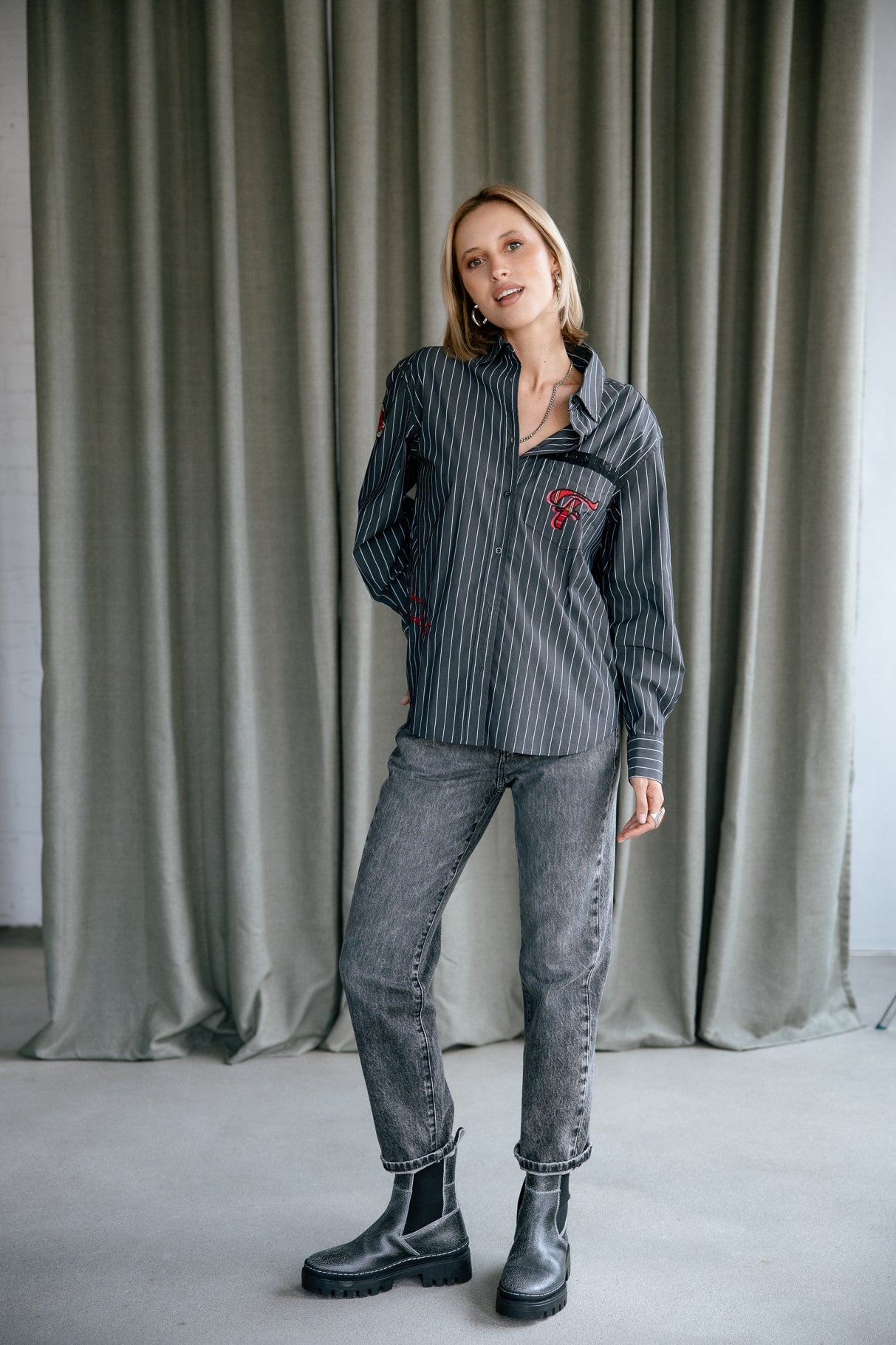 Chemise rayée à patch Frau Chella Patches charcoal grey | Freeman T. Porter