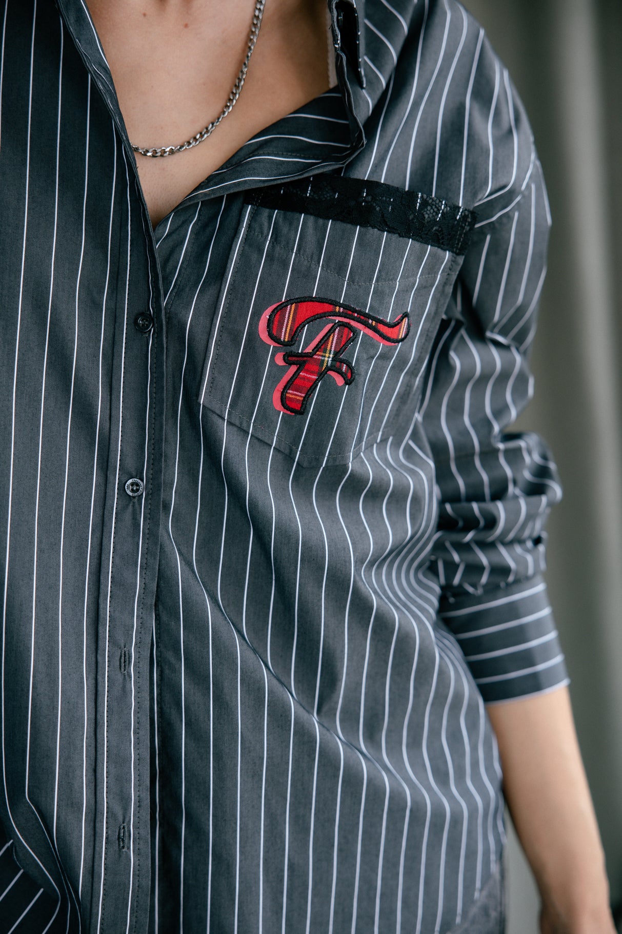Chemise rayée à patch Frau Chella Patches charcoal grey | Freeman T. Porter