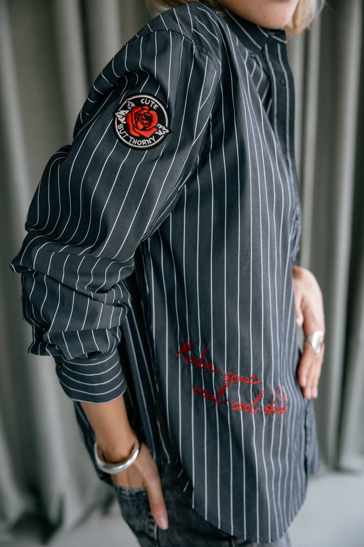 Chemise rayée à patch Frau Chella Patches charcoal grey | Freeman T. Porter