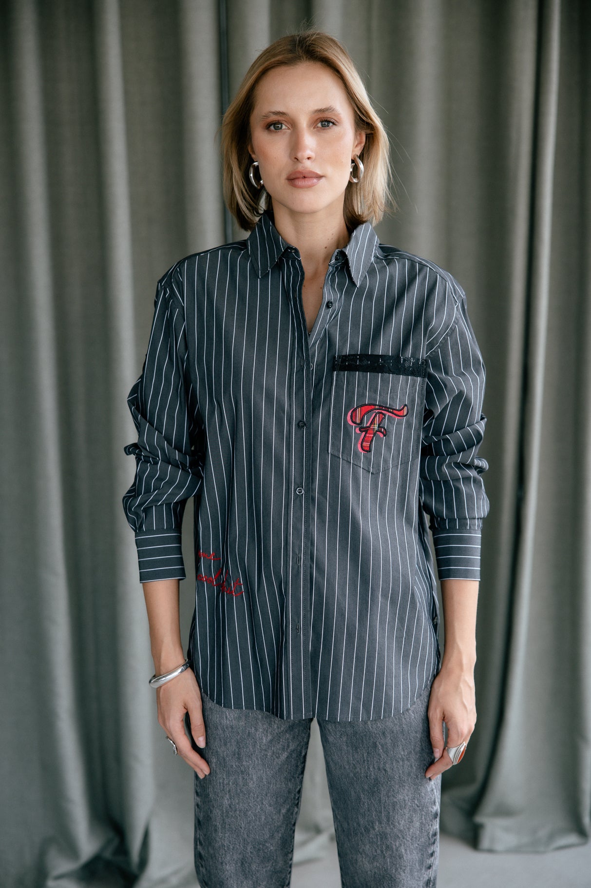 Chemise rayée à patch Frau Chella Patches charcoal grey | Freeman T. Porter