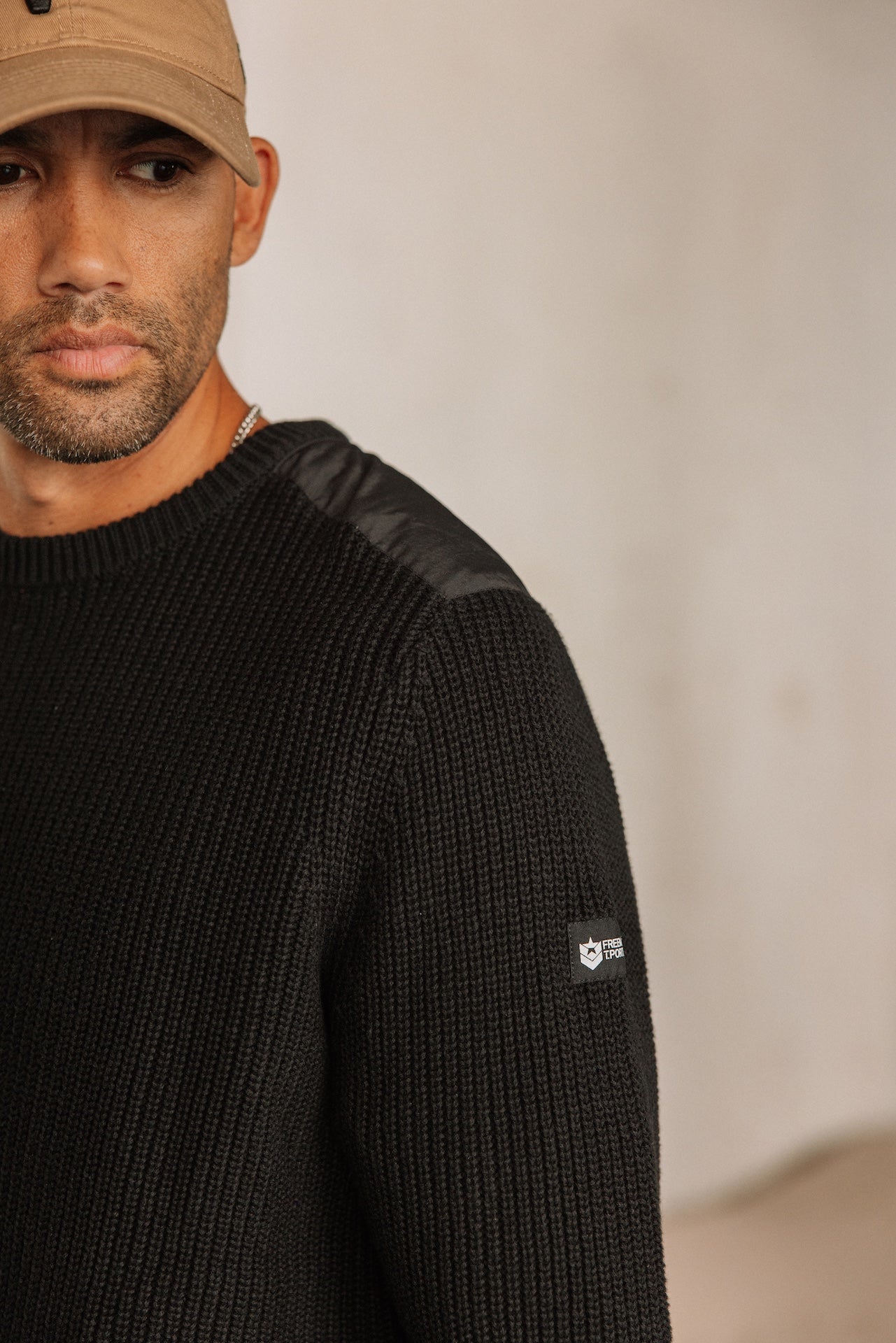 Pull empiècement épaules Hombres Pavel Shoulder black | Freeman T. Porter