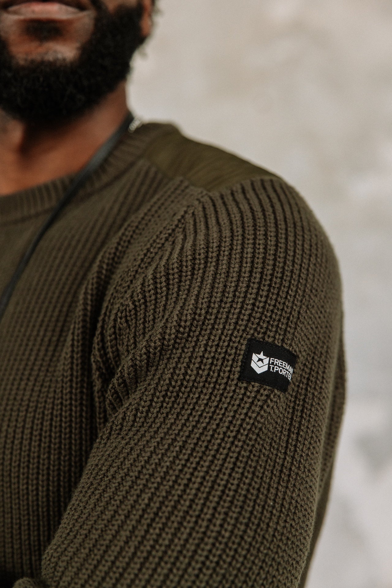 Pull empiècement épaules Hombres Pavel Shoulder olive night | Freeman T. Porter