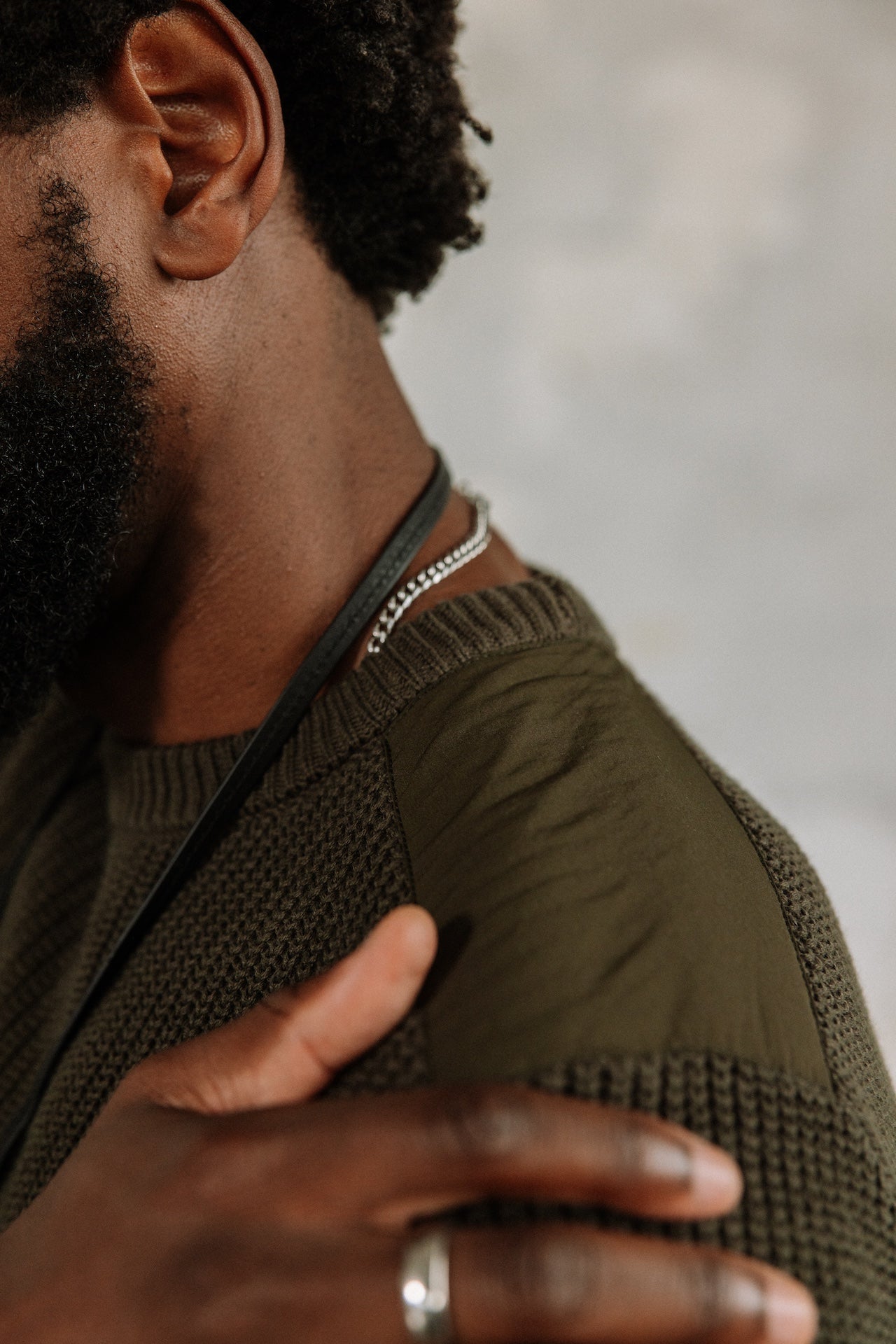 Pull empiècement épaules Hombres Pavel Shoulder olive night | Freeman T. Porter