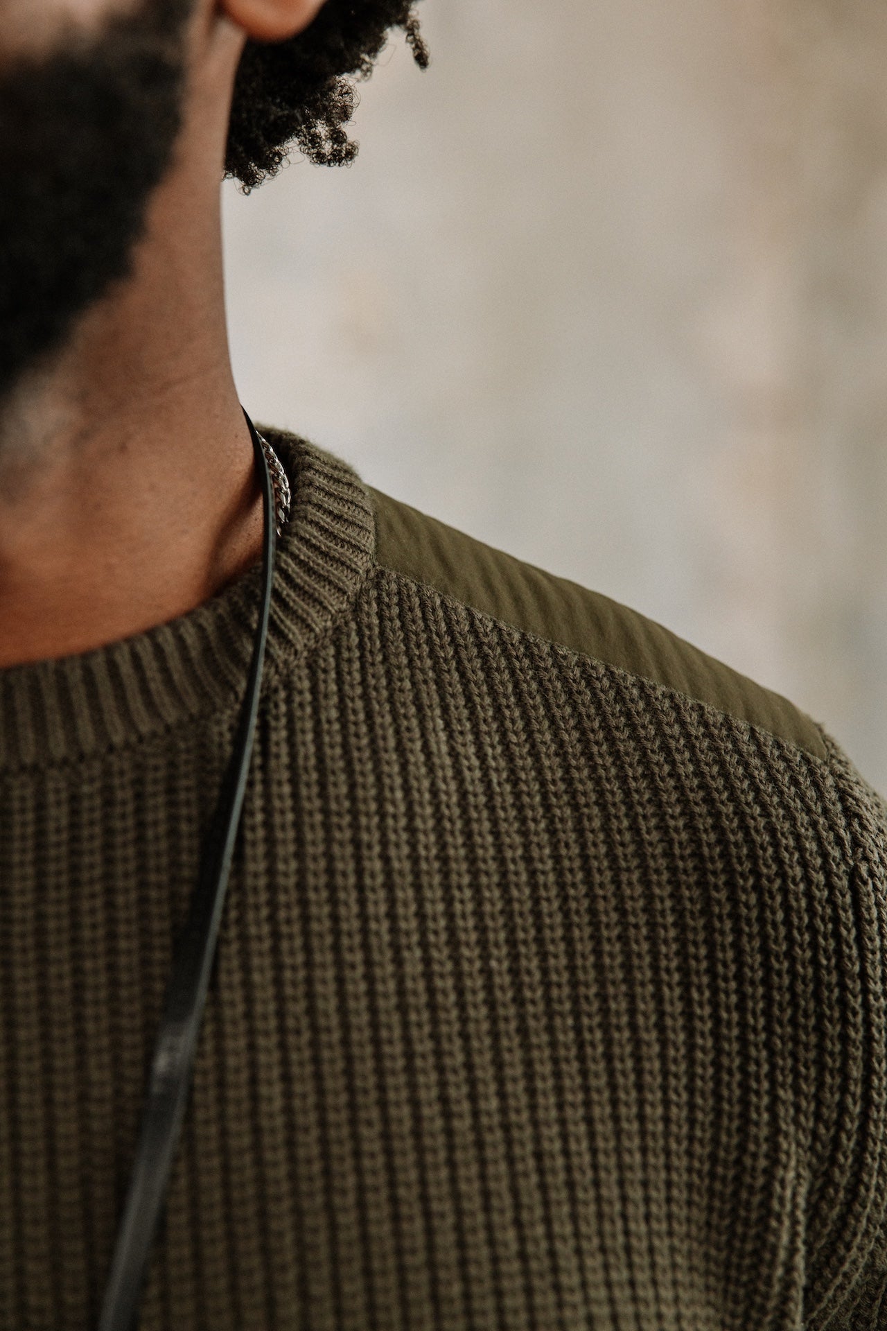 Pull empiècement épaules Hombres Pavel Shoulder olive night | Freeman T. Porter