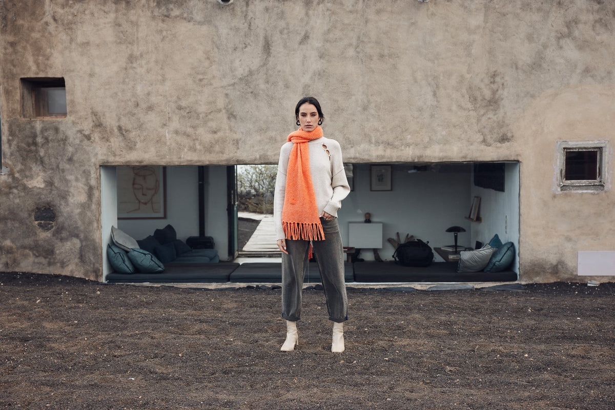 Les tendances mode pour associer un jeans taille haute et des accessoires