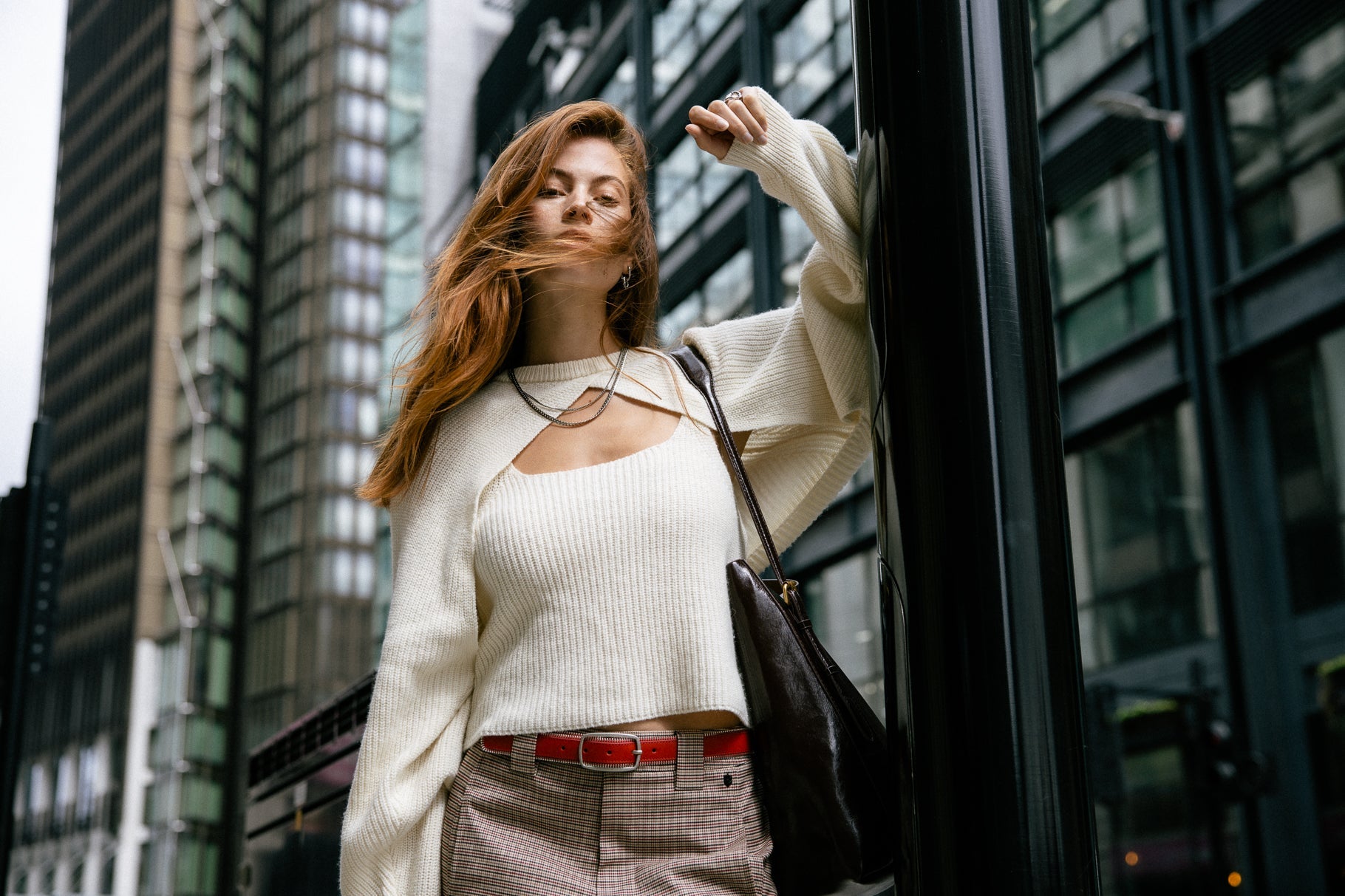 femme avec pull beige