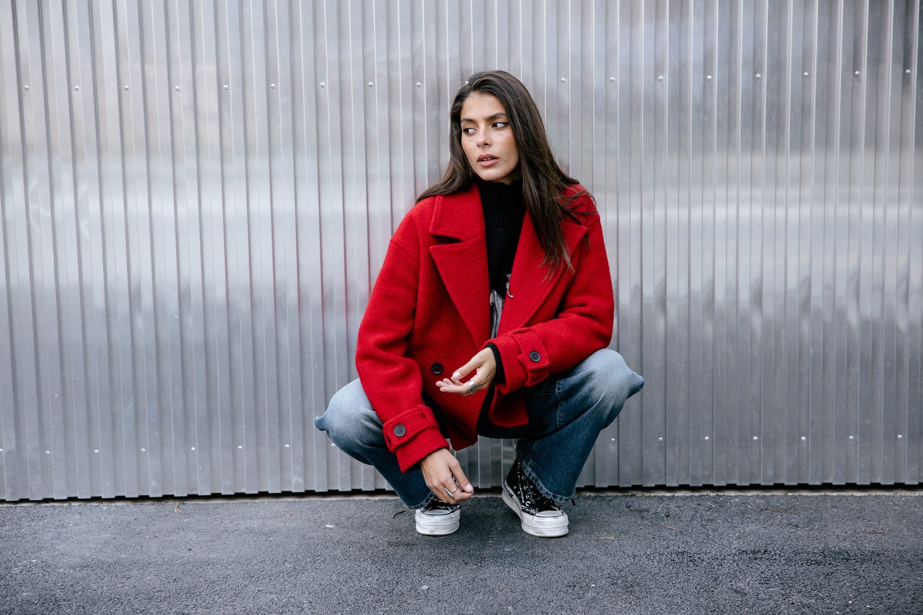 femme avec manteau rouge