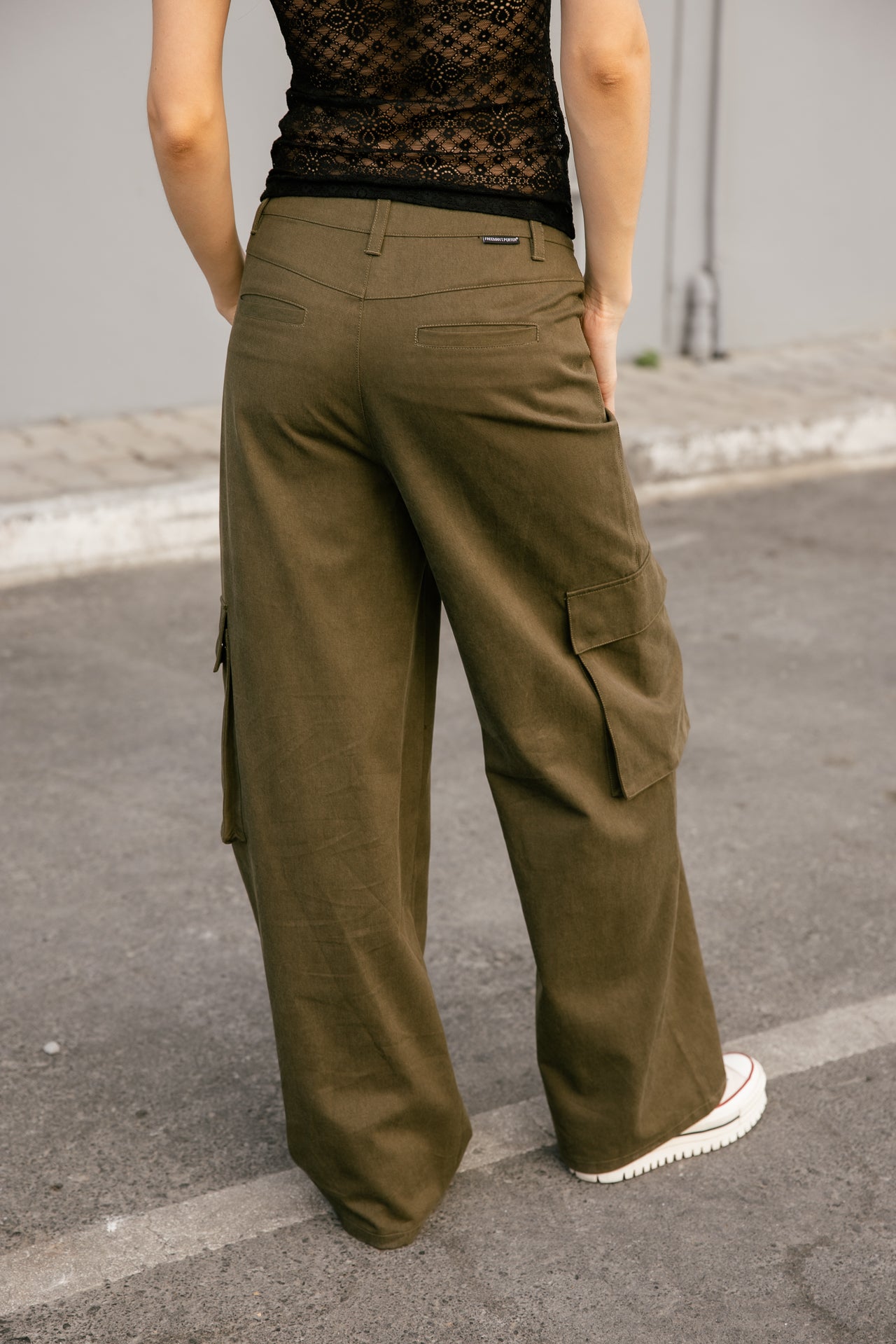 

Pantalon large cargo Femme Bono Tencely olive night | Freeman T. Porter