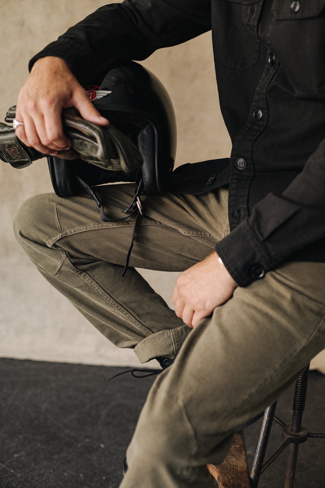 

Pantalón recto Unisex Eddy Caspi olive night | Freeman T. Porter