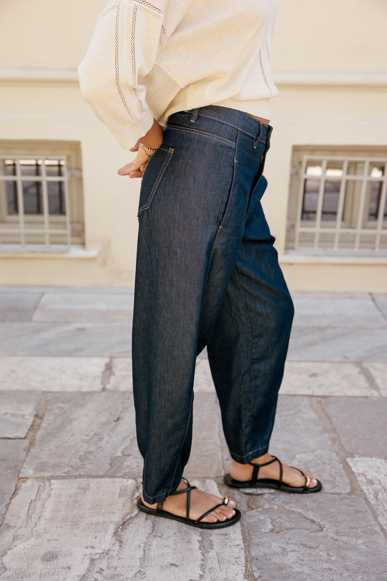 Very fluid barrel denim with low rise Rosalia, mauricia dark