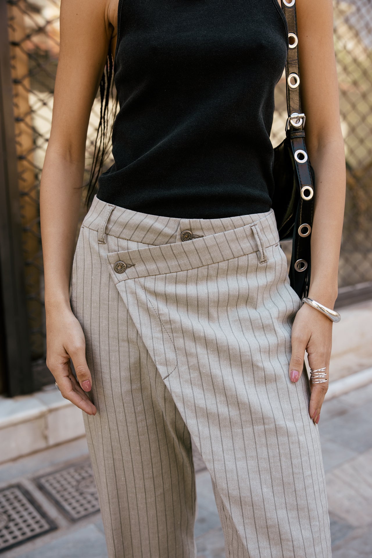 
              

Pantalon large fourche basse destructuré à rayure Femme Cassie Louxor aloe | Freeman T. Porter
            