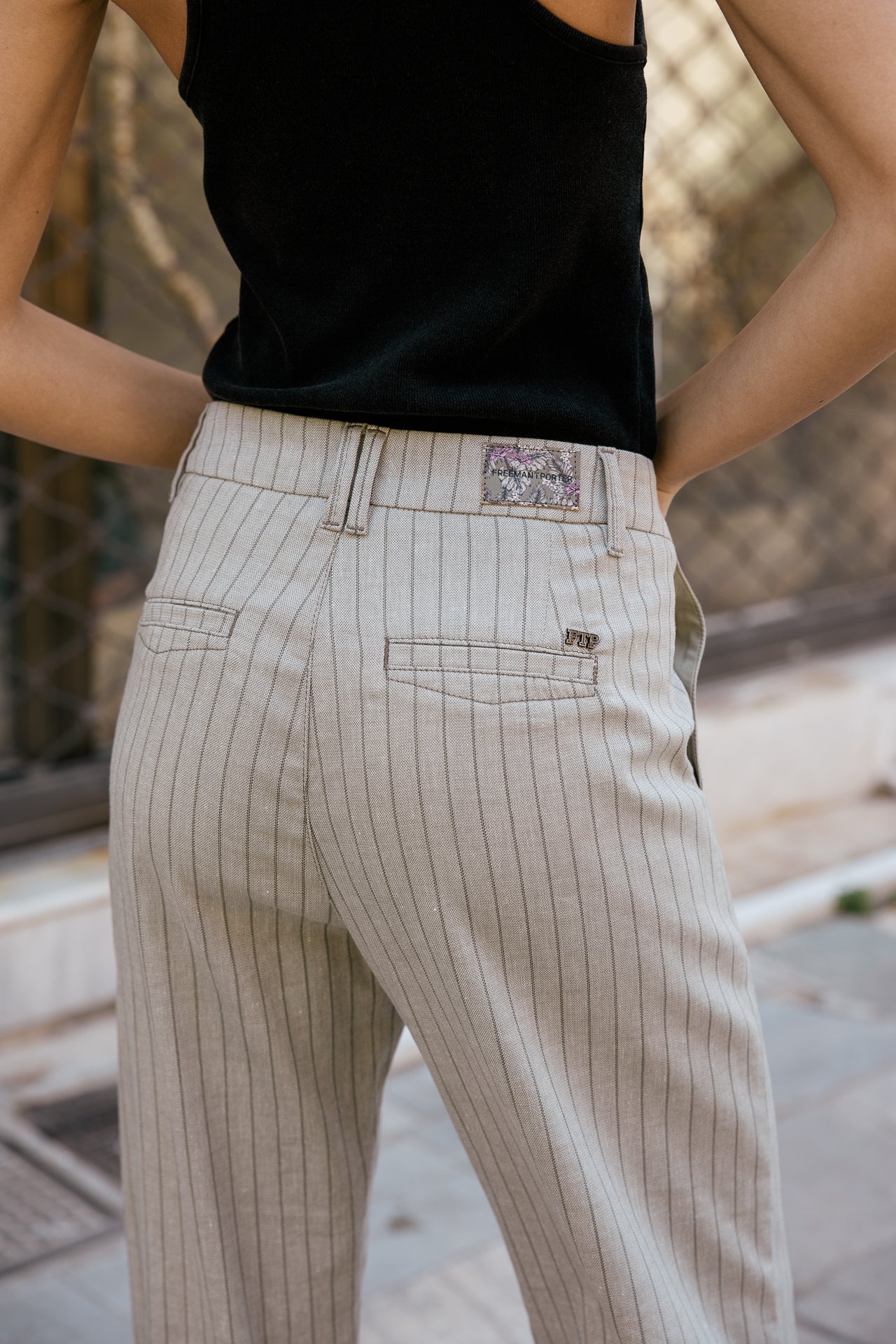

Pantalon large fourche basse destructuré à rayure Femme Cassie Louxor aloe | Freeman T. Porter