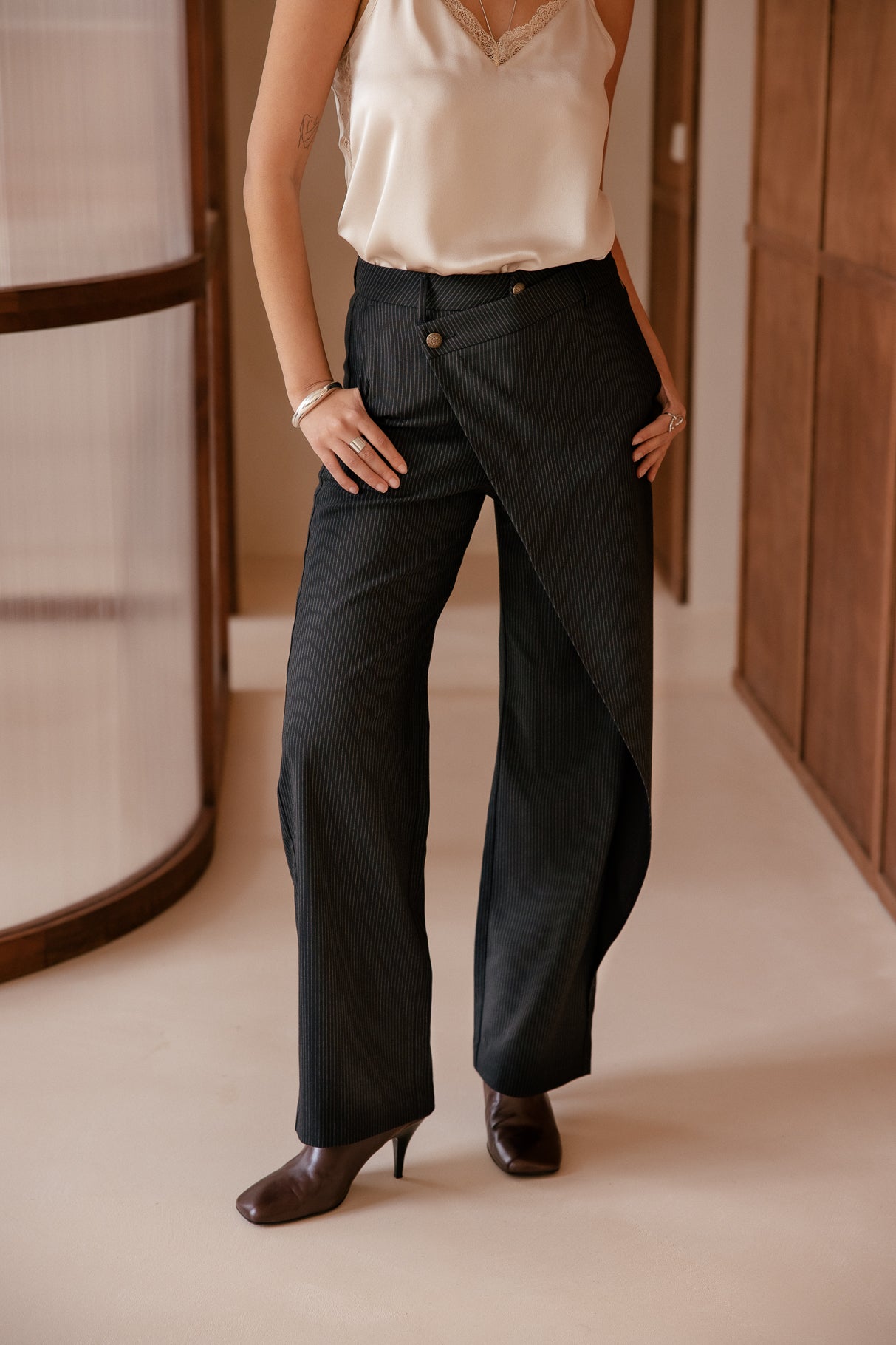   
            

pantalones cruzados Mujer Cassie Oficina black iris | Freeman T. Porter
          