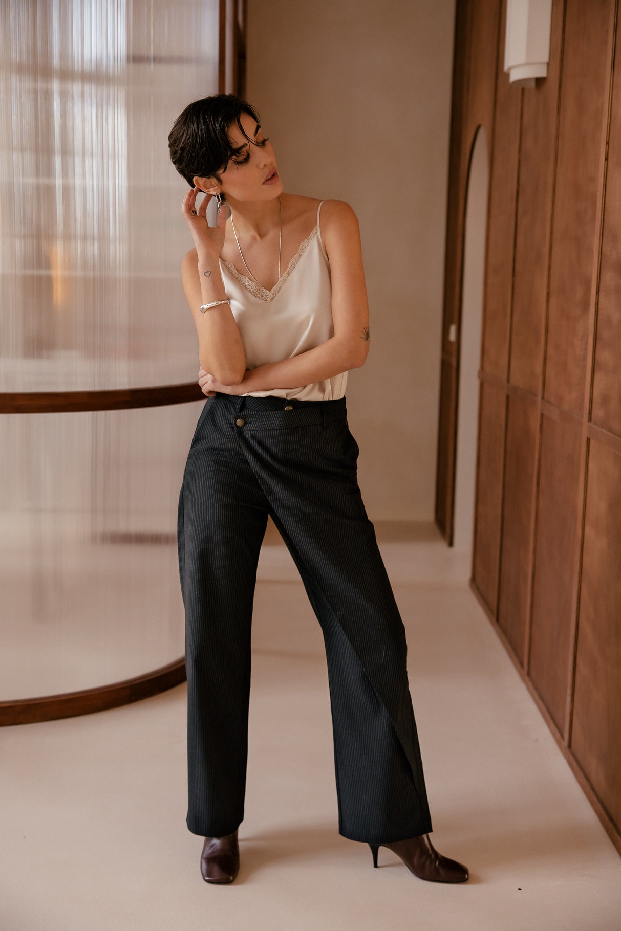   
            

Pantalon portefeuille Femme Cassie Oficina black iris | Freeman T. Porter
          