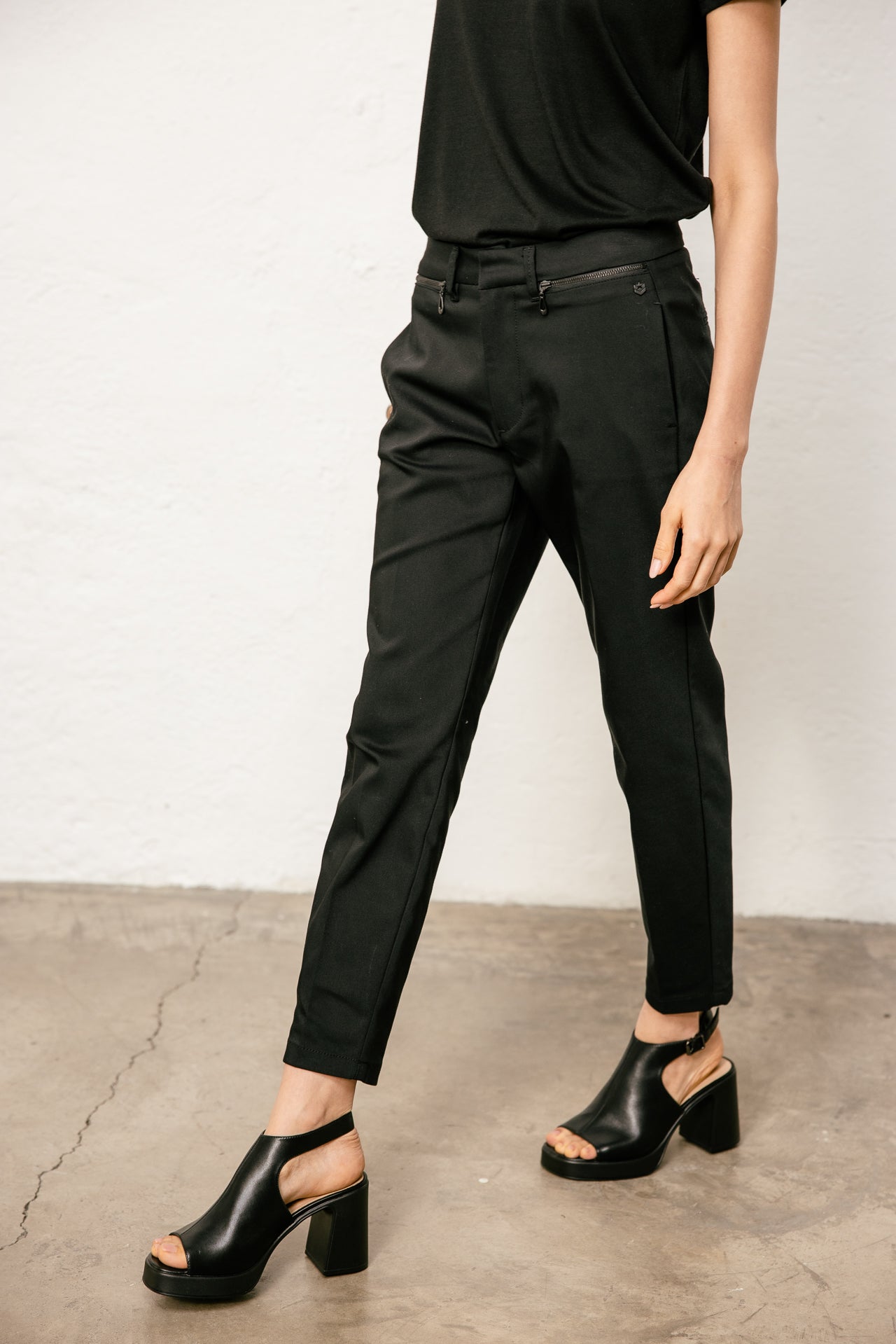   
            

Pantalon city slim 7/8 Femme Willow Polyneo black | Freeman T. Porter
          