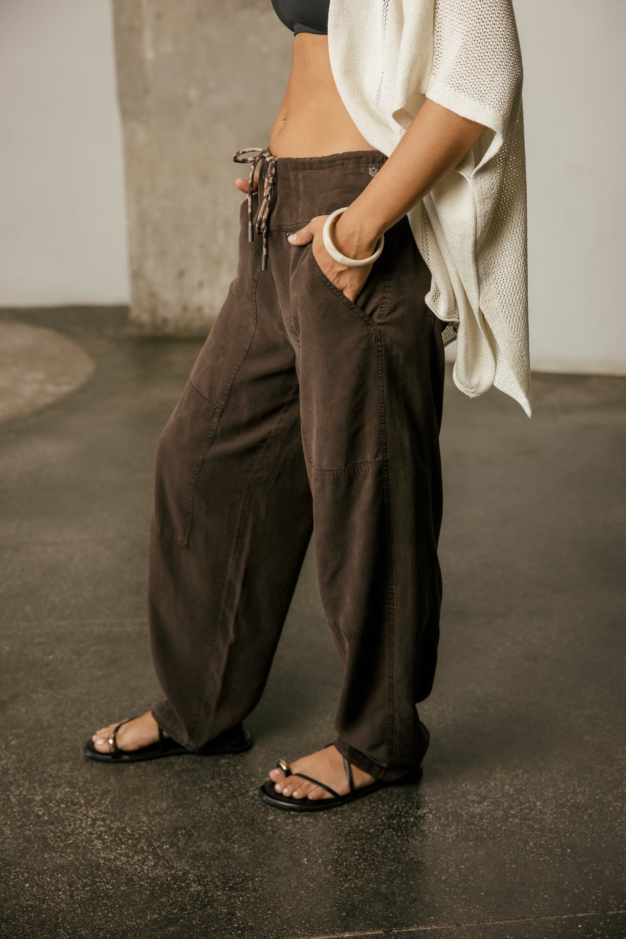

Pantalon barrel fluide doux au toucher  Femme Petra Plain chocolate torte | Freeman T. Porter