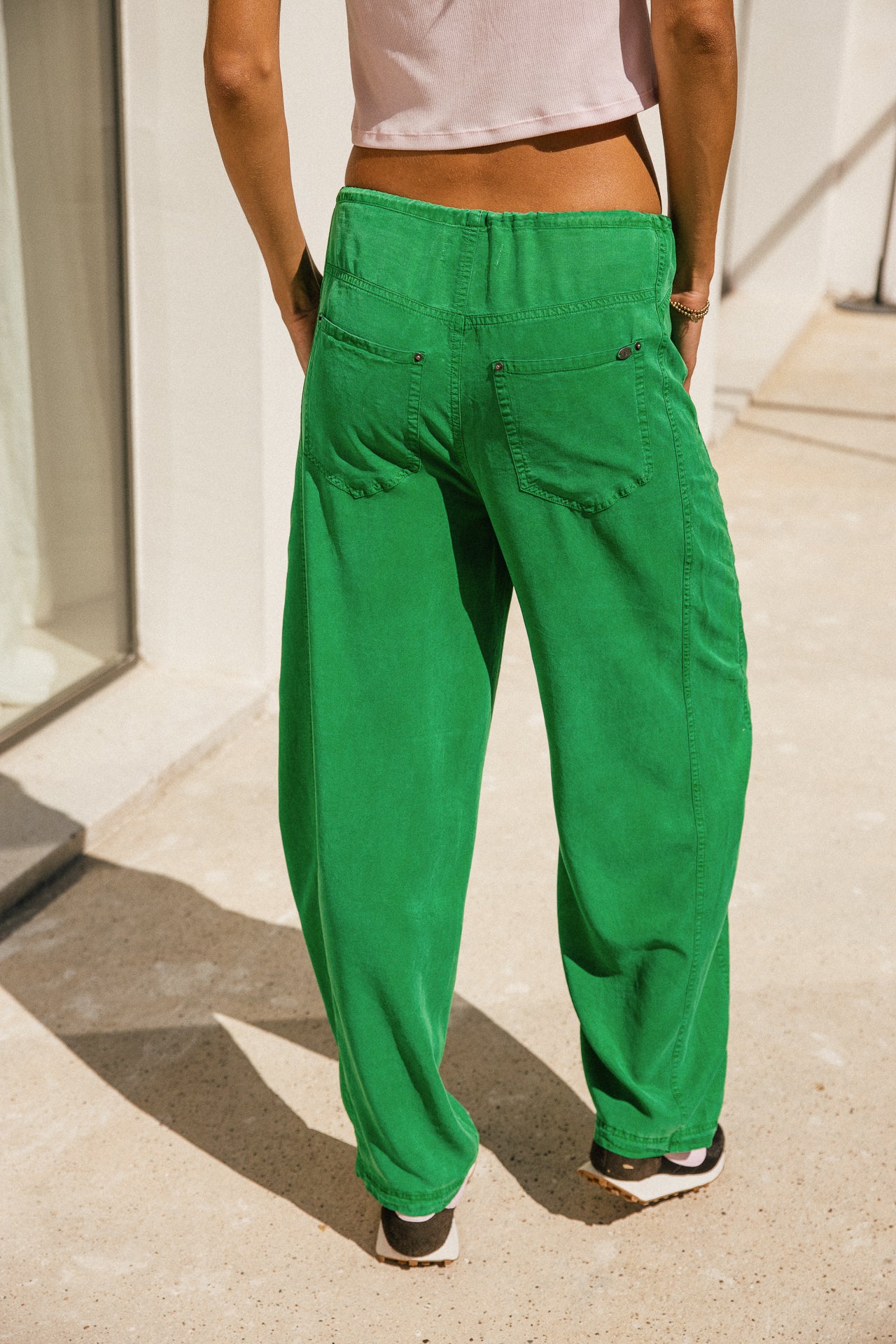 
              

Pantalon barrel fluide doux  Femme Petra Plain jelly bean | Freeman T. Porter
            