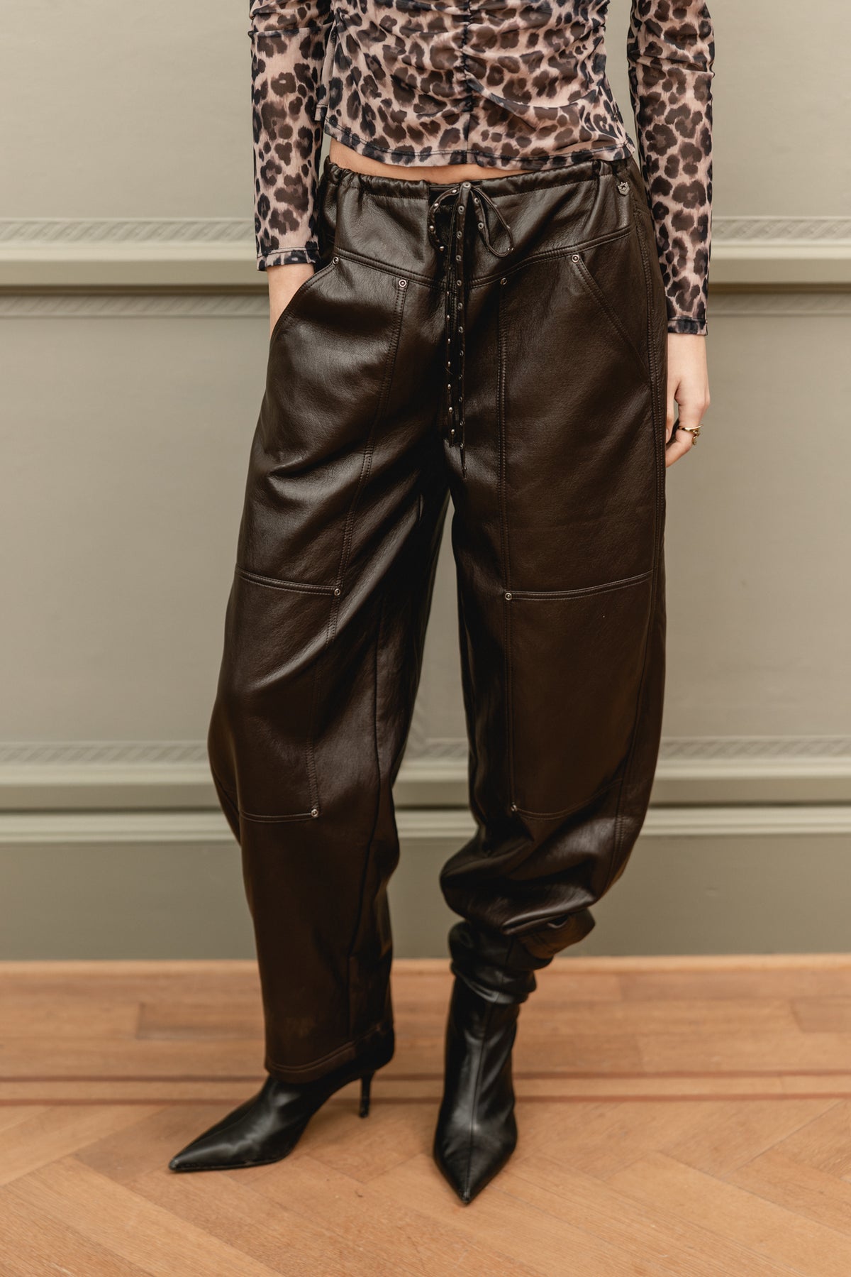   
            

Pantalon barrel effet cuir  Femme Petra Sikinio chocolate brown | Freeman T. Porter
          