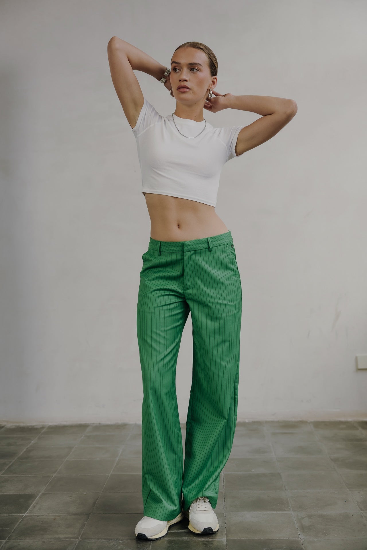 femme avec pantalon vert