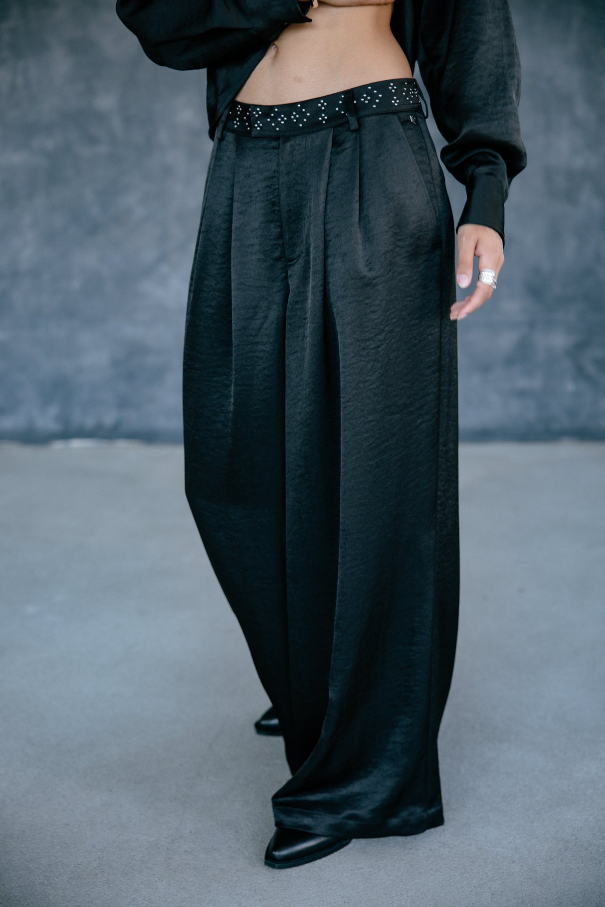 

Pantalon large taille haute Frau Paolina Satinado black | Freeman T. Porter