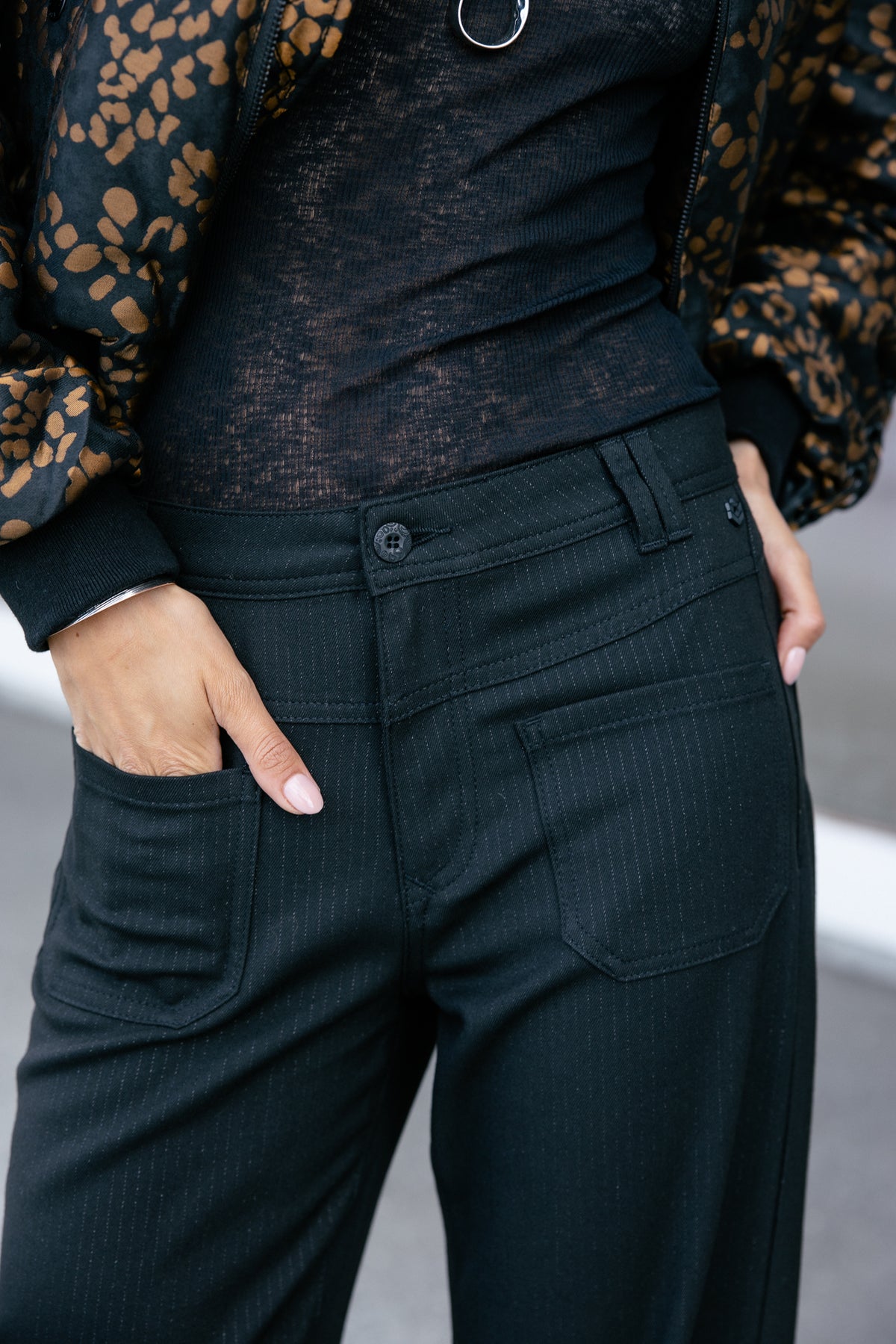
              

Pantalon cropped large Femme Alice Cascada black | Freeman T. Porter
            