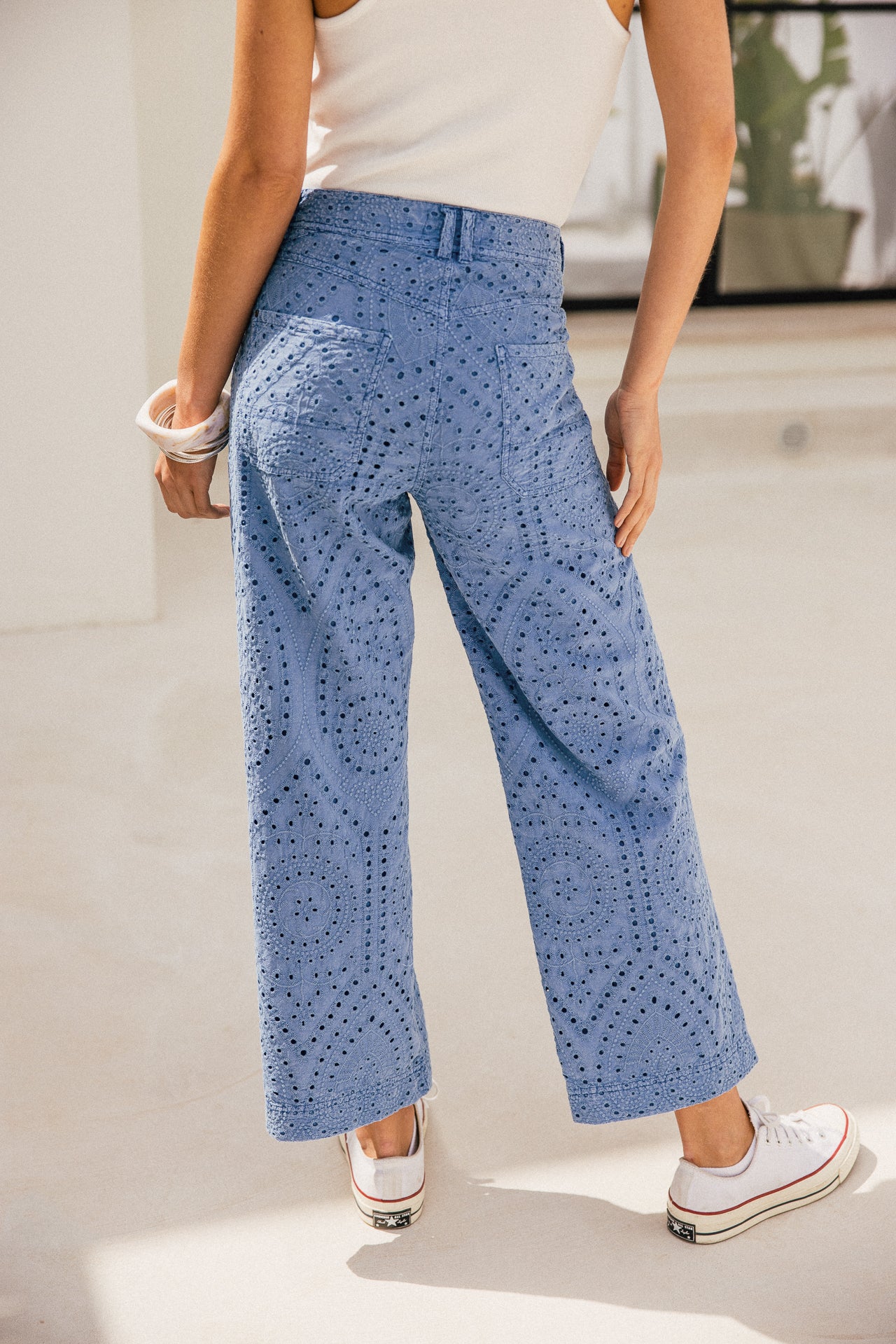 
              

Pantalon large brodé à fourche basse  Femme Alice Embroidery denim blue | Freeman T. Porter
            